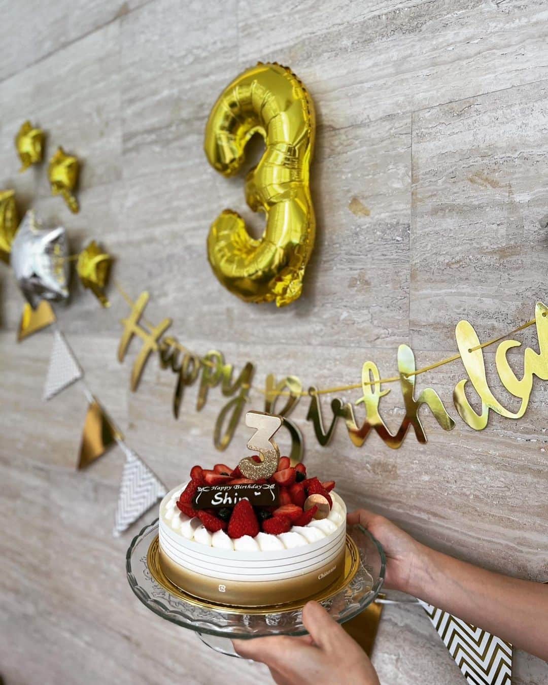 瀬間友里加のインスタグラム：「Happy birthday 🥳❤️👦🏻 息子3歳のお誕生日🎉 桜が満開の時に産まれてきた息子🌸 昨年に続き今年もシンガポールでのお祝いでした🇸🇬💕 いつもお世話になっている大好きなお友達ファミリーがみんな来てくれて、とっても楽しいお誕生日パーティーになりました🥹❤️ 初めてのパーティーホスト🪅準備にドキドキでしたが無事に終わって楽しかったー！！の一言💛　 私がやりたいといったお誕生日会を快く受け入れてくれた👨🏻にも感謝🙏💕 息子もとっても喜んでいて嬉しそうな顔見れて私もハッピーだった1日❤️ さて誕生日当日の今日は学校でのお誕生日会ということでミニドーナッツ受け取りへ🍩🏃‍♀️ これからもすくすく元気に育ってね👦🏻❤️#happybirthday #3yearsold #お誕生日会 #3歳誕生日 #シンガポール生活 #シンガポール在住 #シンガポール」