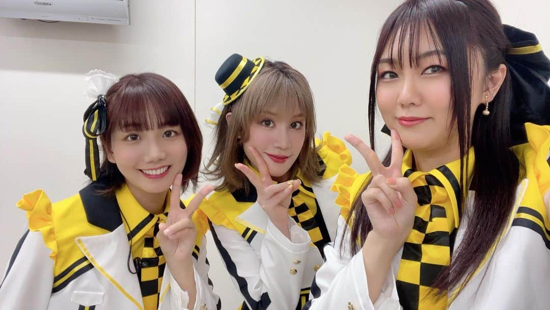 湯浅かえでのインスタグラム：「May-Beeの思い出💛💛💛 楽屋でもたくさんお話しできてとても嬉しかった〜！ 3人ともお弁当同じの選んだの仲良しで良さだったな〜🙏  2人がいたから楽しめたステージでした！ 千尋に出会えてMay-Beeの一員になれて幸せだな。 心は5人✨ ありがとうございました☺️  #エクハ #ExH #エクストリームハーツ #MayBee #阿部里果 さん #大地葉 さん」