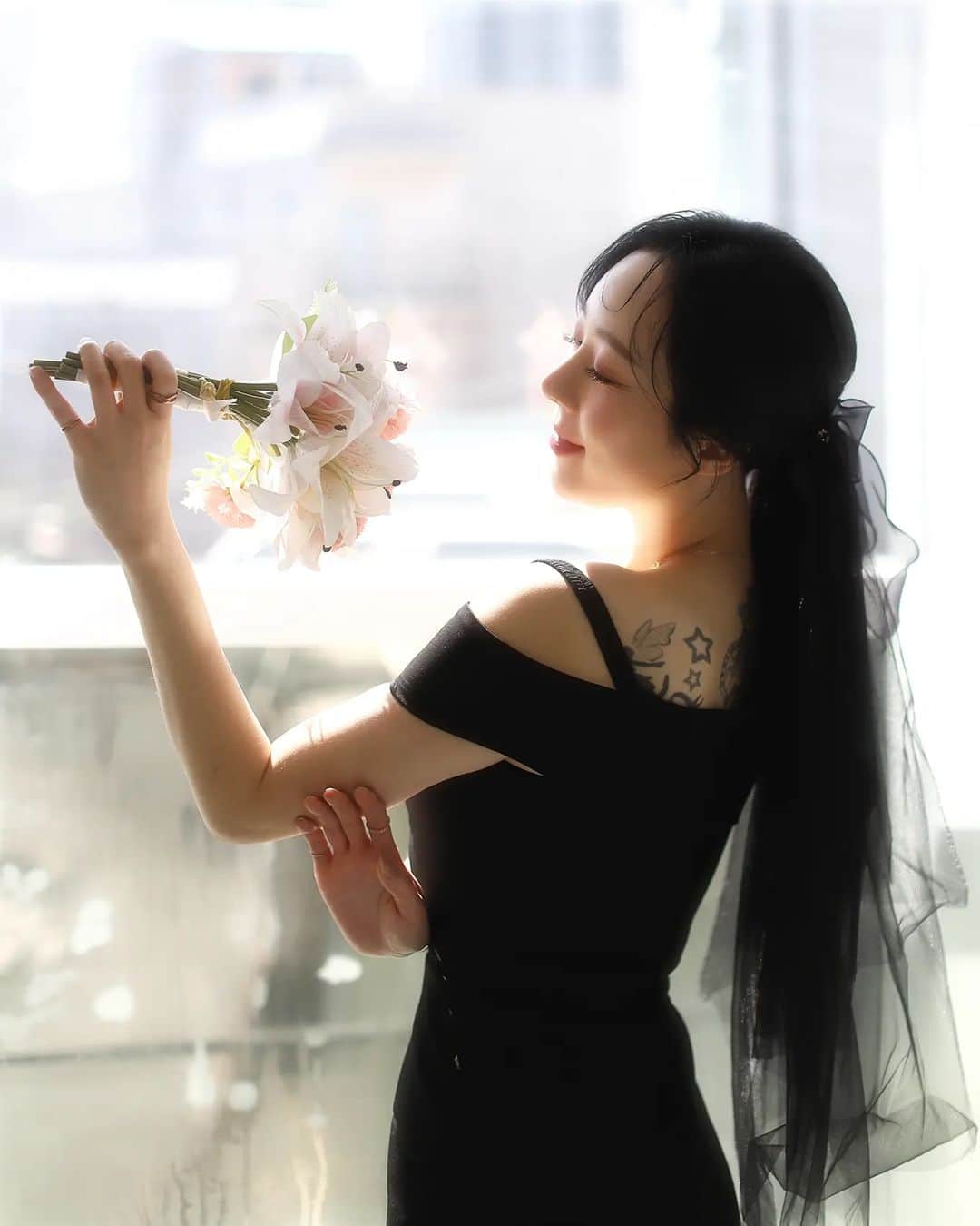 Photographer_善甫(선보)のインスタグラム：「라이트하우스 스튜디오에 오시면 자연광 감성사진을 담으실 수 있습니다   자연광 스튜디오&파티룸  @lighthousestudio___」