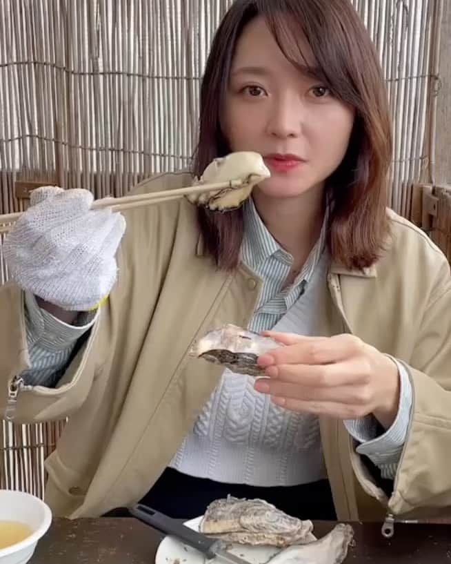 のインスタグラム：「. 休日に、牡蠣小屋へ。 一度あたってしまったことがあり、連休が取れた時にしか食べない牡蠣。 久しぶりに、思う存分味わってきました！！  見てくださいこの大きさ！ 色んな調味料を持ち込み、味を変えながら70分で25個完食🦪🦪🦪 通常の2倍ほどのサイズなので、50個くらい食べたことになるかもしれません。  オススメの食べ方はレモン＋バター＋のりです。  これでしばらく、牡蠣を食べたい欲は収まりそうです☺︎」