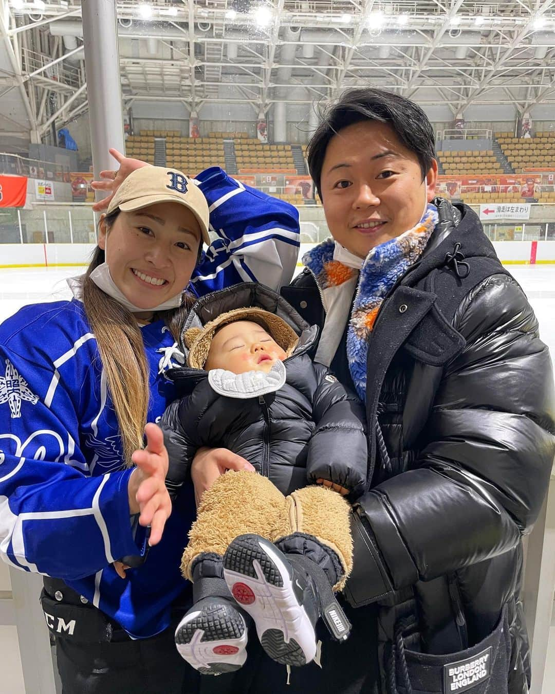 菊池沙都のインスタグラム：「👦🏻👩🏻‍🦰👶🏻❤️ 母になり始めてのシーズンが終わりました👶🏻💙  産後1ヶ月半で 『アイスホッケー復帰したい！！』 という私のわがままを快く応援してくれた家族。  『お母さんになっても続けるなんてすごいね！』 とみなさん声かけてくれたけど 頑張ってくれたのは 笑空、大貴ちゃん、両親。 @sbc_moriwaki  そして、 この状況を理解し、協力してくれたチームの皆さんにも本当に感謝しています。 遠征や練習に連れて行くと 誰が母親かわからなくなるくらい 可愛がって面倒見てくれました🥺🙏❤️ @showa_bluewinds   全力でサポートしてくれる家族、 理解して協力してくれるチームだから、 笑顔でシーズンを終えることができました😊❤️  本当に本当に本当にありがとう！✨ みんなのサポートがなければ私はプレーできません。  引き続き遠慮なくみなさまに甘えまくりますので どうぞよろしくお願いします🤗❤️  #男の子ママ#1歳男の子#1歳3ヶ月 #ママさんプレーヤー #アスリートママ  #ママアスリート （ごめんなさい、アスリートっでは全然ないけどタグつけちゃった🫣てへぺろ）  全国大会が終わった日に 『せっかくだから1日くらいゆっくりしておいで🥰』 と言って、笑空と一緒に先に東京に帰った両親の優しい心遣いには脱帽でした。 #泣ける #離れるのは寂しかったけど #産後初めて1人で朝を迎えたよ」