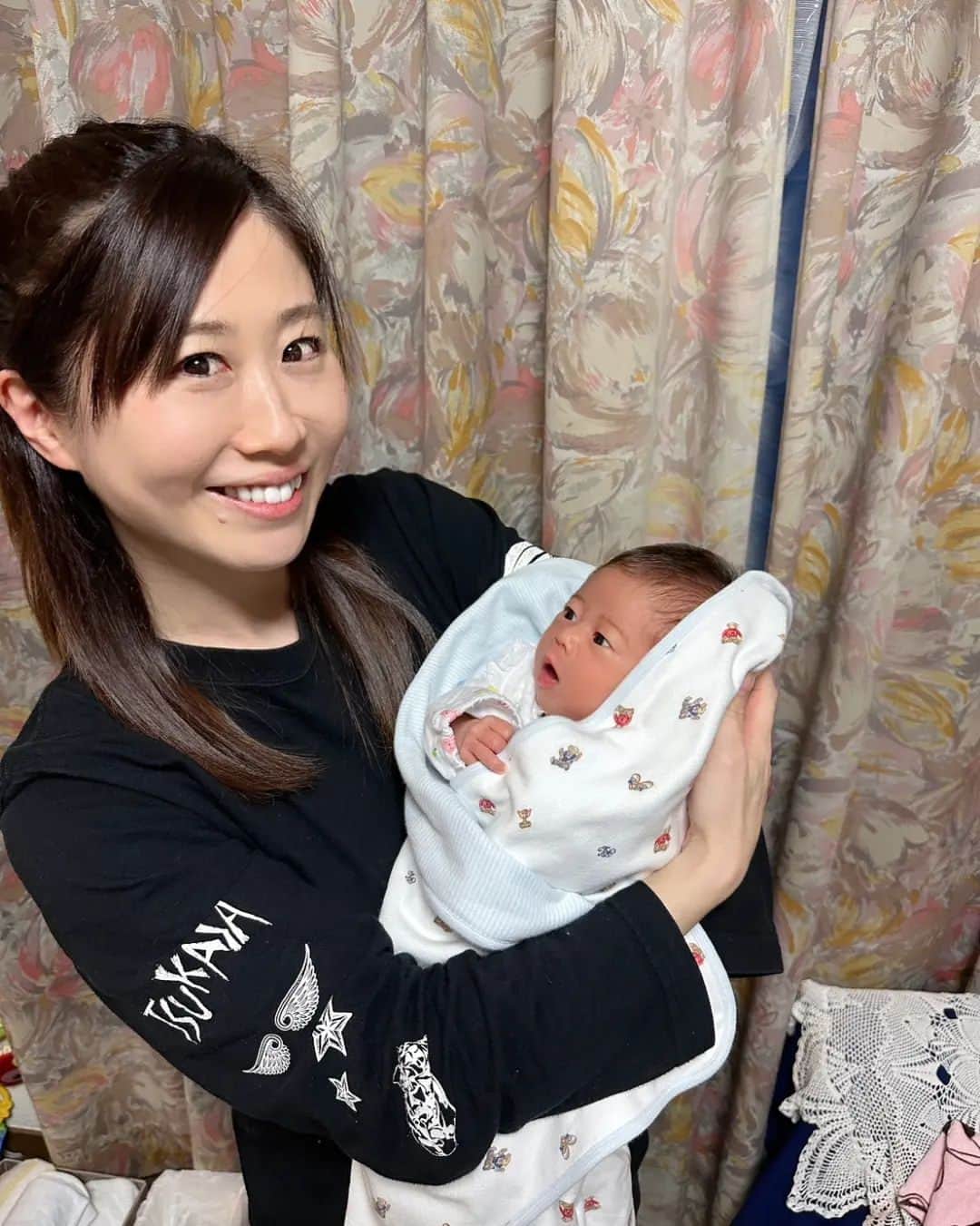 藤本つかさのインスタグラム：「生まれてから２０日が経ち、２週間検診も終えました。  新生児期間もあと８日で終わっちゃうー!!  検診は他の赤ちゃんもいる中、遠くからでも我が子の泣き声は分かるほど。  赤ちゃんによって泣き方って全然違うことを知ったし、どうして泣いてるのかもだんだん分かってきました！  両親に頼りっぱなしなので、だいぶ利府に長居しそうですが…！  地元友達&親戚&ご近所さん、そして安里紗と南月さんも会いに来てくれて。  ありがとうー!!  3枚目の写真みると安里紗の子供みたいだね(笑)  #新生児 #赤ちゃん #新米ママ #育児奮闘中 #２週間検診」