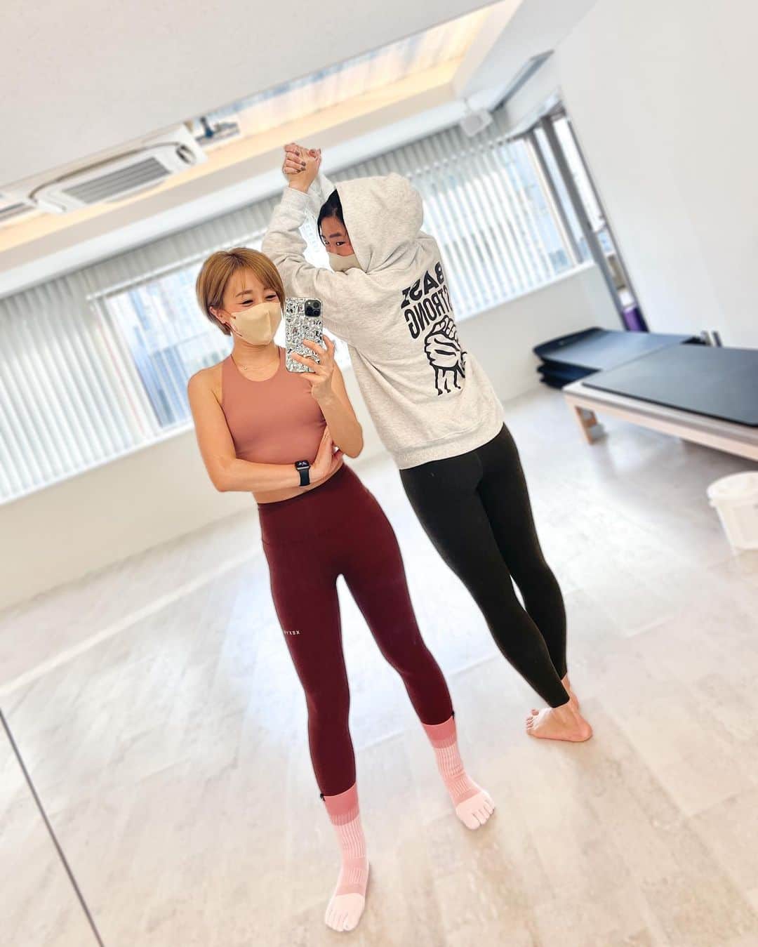 DJ YURiAのインスタグラム：「【お知らせ】 来月4月から "zen place pilates 五反田東口" にも入ることになりました🌸 @zenplacebasipilates_gotanda  希望していたのですがずっと入れず🥹 Yuさんチャンスをありがとうございます！今近くの目黒川は桜がとても綺麗です🌸  写真隣りの私のマット資格養成の師匠、Sakiさん (@saki_pilates )もいらっしゃいます❤️ 一緒に働ける日が来るなんて🥹 人生の展開早め。運が良すぎる。 Sakiさんの滑らかでダイナミックな動きを是非見て欲しいです。本物のピラティス。貴重なAdvanced(上級クラス)もあります✨  実は私はこのスタジオでピラティスに出会いました。体験レッスンはRyokoさんでした♡ ダンサーあるあるで、アウターバリバリの動きをしてました私🫣動けている風で、しばらくRoll Upが出来ませんでした。あの悔しさから通い詰めた感もあります。 だからRoll Upがなかなか出来ないクライアントさんの気持ちがすごく分かります。 自分に気付き、発見する楽しさ、出来ないことが出来るようになる喜びを共有して、より快適な身体造りのサポートをしたいです☺️  そんな私の始まりでもあるスタジオ！ 昨年末にリニューアルしてマシンも増え、オサレ〜になってます♡ リフォーマーグループやタワーグループもあり、マシングループも少人数制なので、1人ずつしっかり見れるところが他のスタジオに比べて良い点かなと思います。 ピラティスは正確性がとても大事✨  ということでzen place pilatesは、 武蔵小杉⇨月曜日、木曜日 五反田東⇨水曜日、金曜日  宜しくお願いします☺️  #pilates #pilateslover #ピラティス #ピラティススタジオ  #ピラティスインストラクター  #ピラティスレッスン  #マシンピラティス #ピラティス女子 #身体作り」