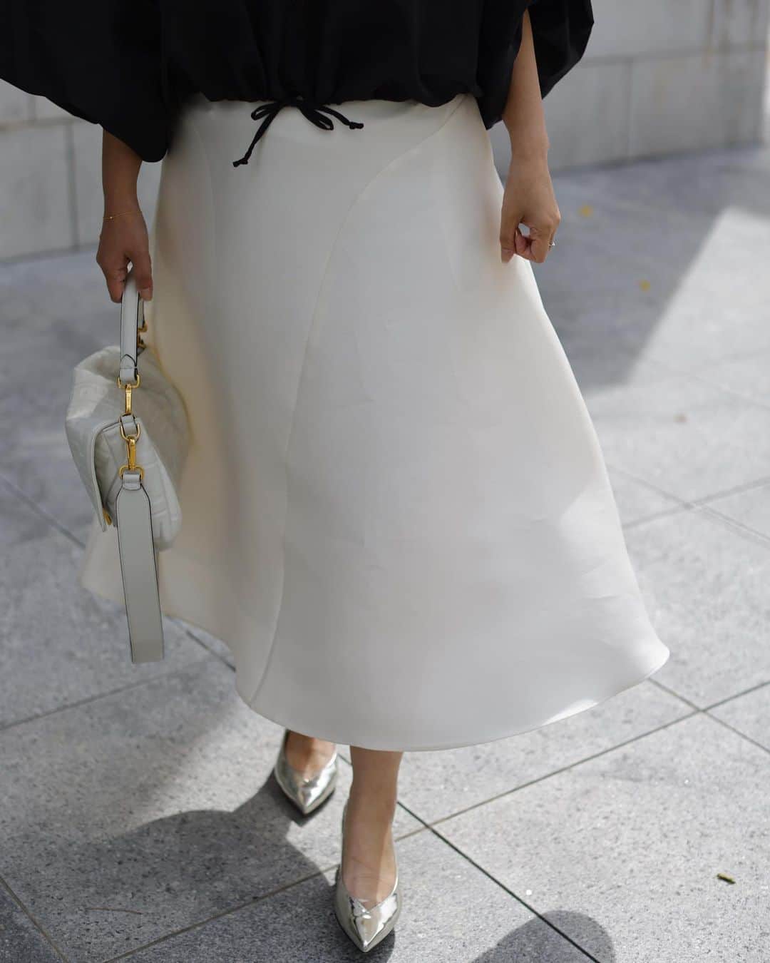 田中幸恵さんのインスタグラム写真 - (田中幸恵Instagram)「___ . 久しぶりにときめくスカートに出合った🥺🤍  @sealbank の投稿を見て 一目惚れした @mw_tokyo のスカート🦢  ラグジュアリーな素材感に 絶妙なシルエット。 このスカートを履いてオシャレして出かけたい！と気分を高揚させてくれる✨  それでなくても白のスカートって スペシャルなのに、 このスカートは歳を重ねても 大切に履きたいと思える一着に🤍  もちろんシンプルなトップスに合わせるだけで すごーくステキなんだけど、 デザイントップスに合わせても可愛い✨  悩んで悩んで白に決めたけど 追加で黒も欲しいと悩みまくってます😮‍💨  東京ではちょうど今、 展示会をやってるらしくて 行きたくてうずうず🥺 気になる方は是非！  ■日時：3月25日(土)〜30日(木) ・OPEN時間10:00〜18:00  ■会場：Space A9 東京都港区赤坂9-6-16.  tops→ @msgm  skirt→ @mw_tokyo  shoes→ @sergiorossi  bag→ @fendi  earring→ @maayapearls  #msgm  #mw_tokyo  #sergiorossi  #fendi #maayapearls #エムダブリュー　#mw」3月27日 11時12分 - yukie__tanaka