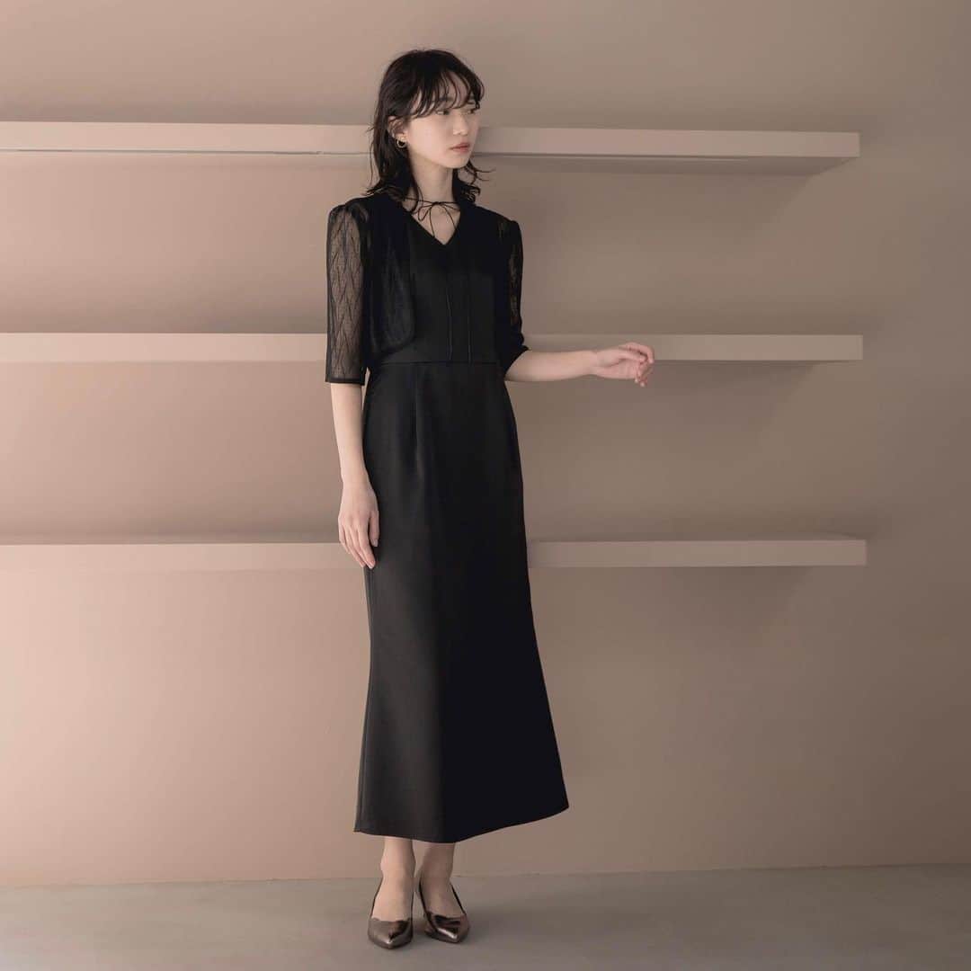 kaene －カエン－さんのインスタグラム写真 - (kaene －カエン－Instagram)「- new in -  Bolero Layered Dress / No.100860 color : sax / black size : 34 / 36 / 38  ドット柄の細やかなランダムプリーツ素材を使用したボレロ付きのレイヤードドレス。  ワンピースは表情のあるサテンで、ヒップラインが綺麗に見えるコクーンシルエット。  スパゲティコードを使用した襟ぐりのリボンもチョーカー風でアクセントに🖤  #kaene #結婚式ドレス  #謝恩会ドレス  #結婚式コーデ  #謝恩会コーデ」3月27日 11時28分 - kaene_official