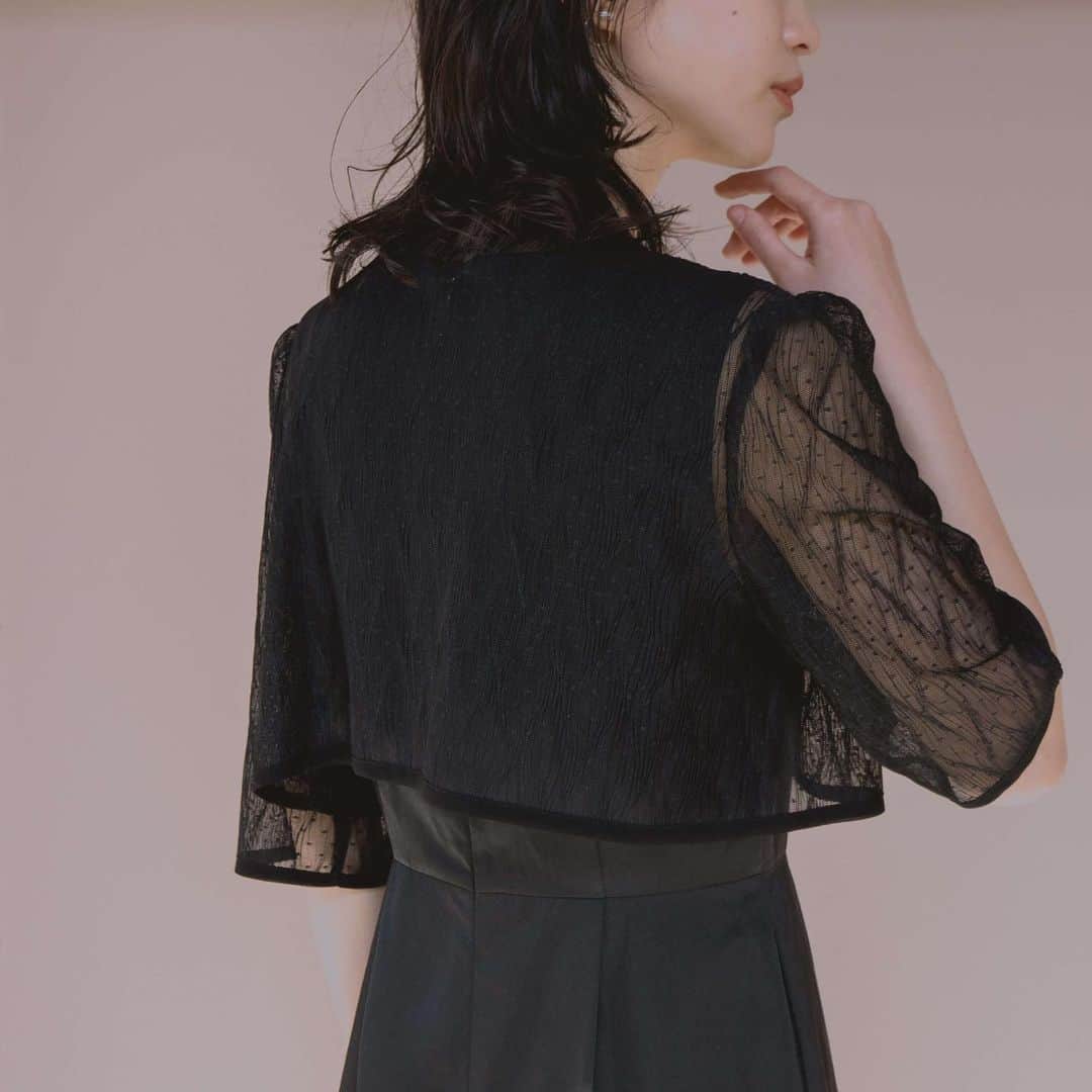 kaene －カエン－さんのインスタグラム写真 - (kaene －カエン－Instagram)「- new in -  Bolero Layered Dress / No.100860 color : sax / black size : 34 / 36 / 38  ドット柄の細やかなランダムプリーツ素材を使用したボレロ付きのレイヤードドレス。  ワンピースは表情のあるサテンで、ヒップラインが綺麗に見えるコクーンシルエット。  スパゲティコードを使用した襟ぐりのリボンもチョーカー風でアクセントに🖤  #kaene #結婚式ドレス  #謝恩会ドレス  #結婚式コーデ  #謝恩会コーデ」3月27日 11時28分 - kaene_official