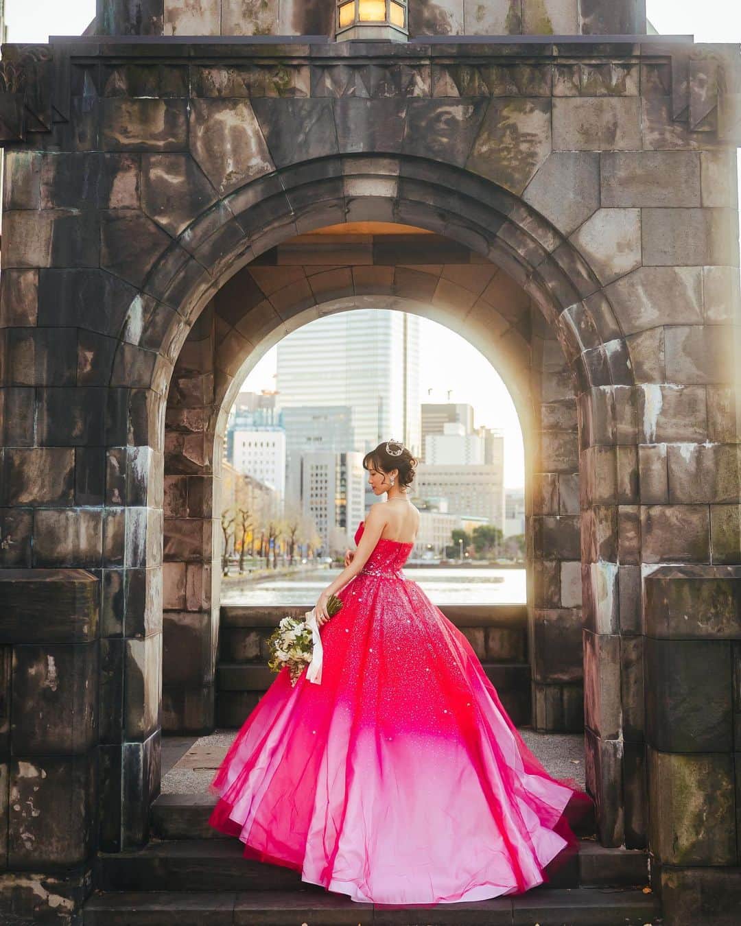 西原愛夏のインスタグラム：「前撮りデータ👗💓  #ウエディングフォト #ウエディングドレス #結婚式 #カラードレス #ドレス #ロングドレス #ウエディング #クチュールナオコ #東京駅前撮り  #前撮り  #前撮り写真  #前撮りヘア  #前撮り撮影 #東京駅 #ウエディング #結婚式ヘアアレンジ #赤ドレス」