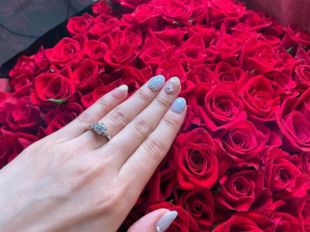 西原愛夏のインスタグラム：「プロポーズの時にくれた108本のバラ🌹と💍」