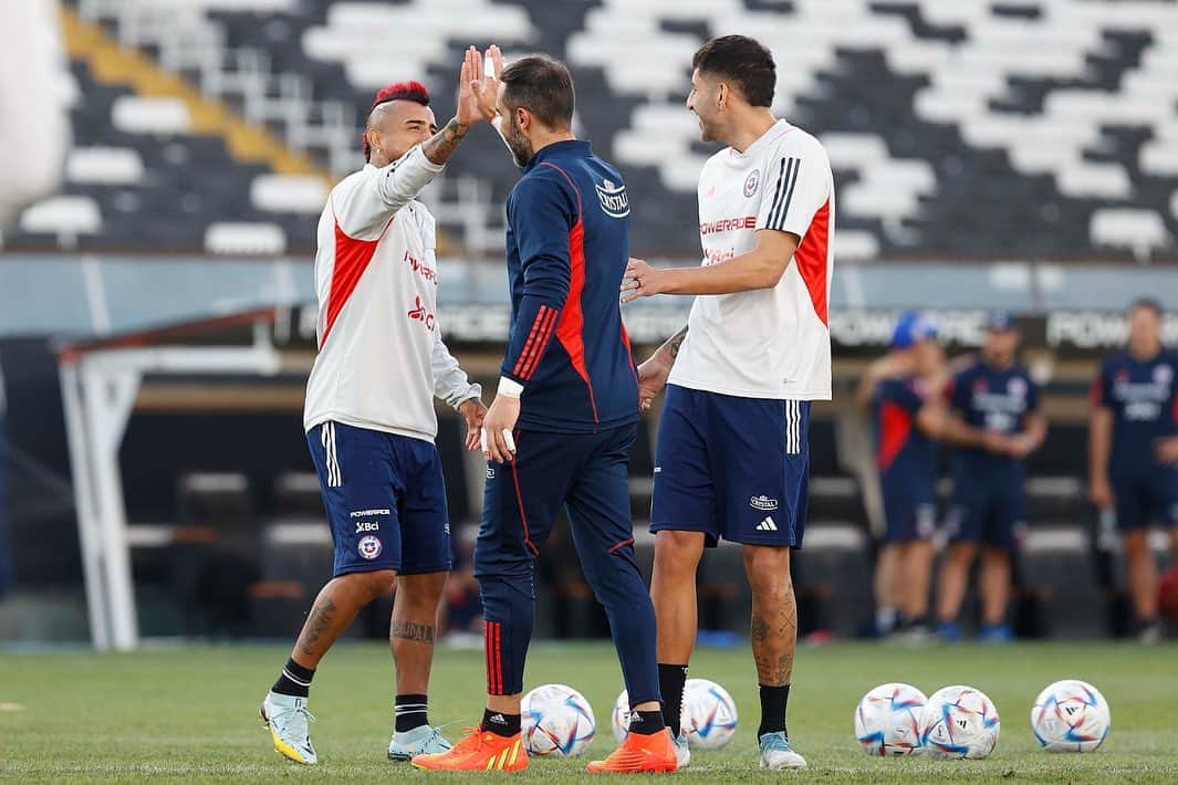 アルトゥーロ・ビダルのインスタグラム：「Una semana de entrenamiento con muchas cosas buenas y mucha alegría 💪🏽😁🇨🇱❤️. Todos esperamos que mañana sea un lindo día y empezar a mostrar el Chile que seremos de acá en adelante!!!💪🏽🇨🇱👍🏽 Vamos Chile 🇨🇱🔥⚽️🤴🏽」