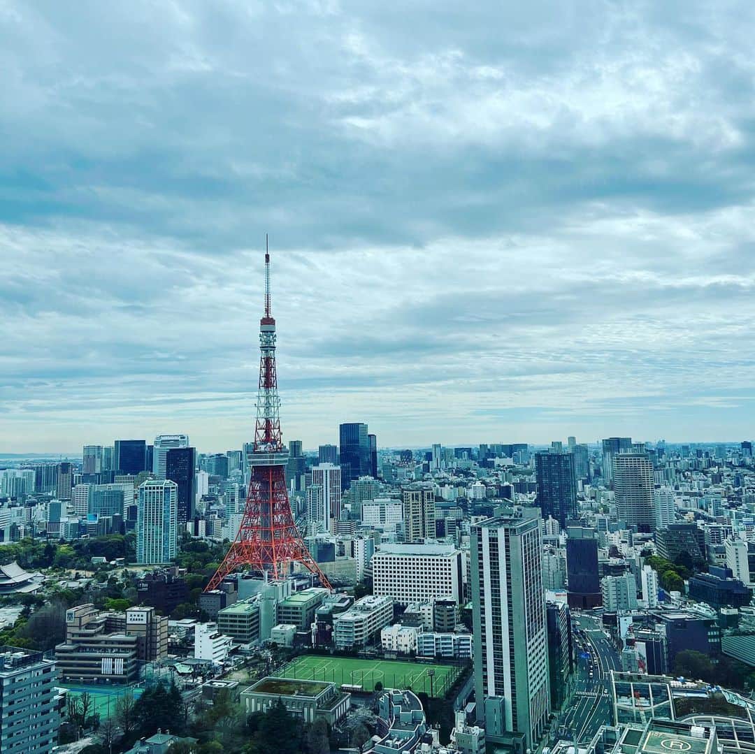 佐々木敬子さんのインスタグラム写真 - (佐々木敬子Instagram)「. 東京エディション虎ノ門 The Jade Room + Garden Terraceのオープニングへ✨✨✨  ミシュランスターのシェフ トム・エイキンズが来日して新しいメニューのお披露目🌸🌸 グリーンに囲われた天空に浮かぶ庭園地上140ｍの超高層階から東京の美しい景色を眺めながら素晴らしいランチを頂きました。 ちょっぴりおしゃれして、いつものメンバーとわいわいしながら、会いたかったに友人達にも会えて楽しい時間💕 実花ちゃんと @mylan_official のレースワンピが色違いだった🤍🤍🤍 この季節のテラスは最高ねー✨  #editiontoranomon #虎ノ門エディション」3月27日 11時24分 - keikosasaki_mylan