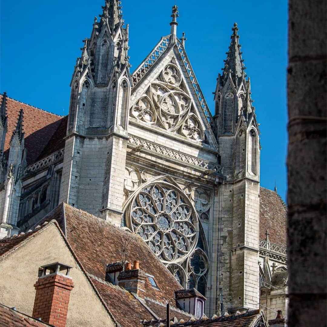 フランス大使館さんのインスタグラム写真 - (フランス大使館Instagram)「🇫🇷🖼️ブルゴーニュのオセールは、古く美しい街並みを残す小さな町です。ブドウの花祭り🍇🍷は、ワインを愛する人々が各地から集まり生産者の人とやりとりをする素晴らしいお祭りです。また、ロマネスク様式の歴史あるサンチエンヌ大聖堂やサンジェルマン修道院教会は見逃せません✨  Photos 📸 : @mybourgogne」3月27日 11時26分 - ambafrancejp