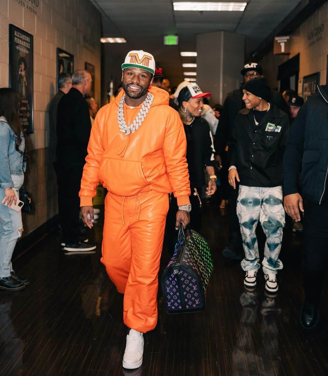 フロイド・メイウェザー・ジュニアのインスタグラム：「The bag is filled because the hustle is real.💰💰💰💰💰💰💰💰💰💰  Photo Credit:  @humbleroa」