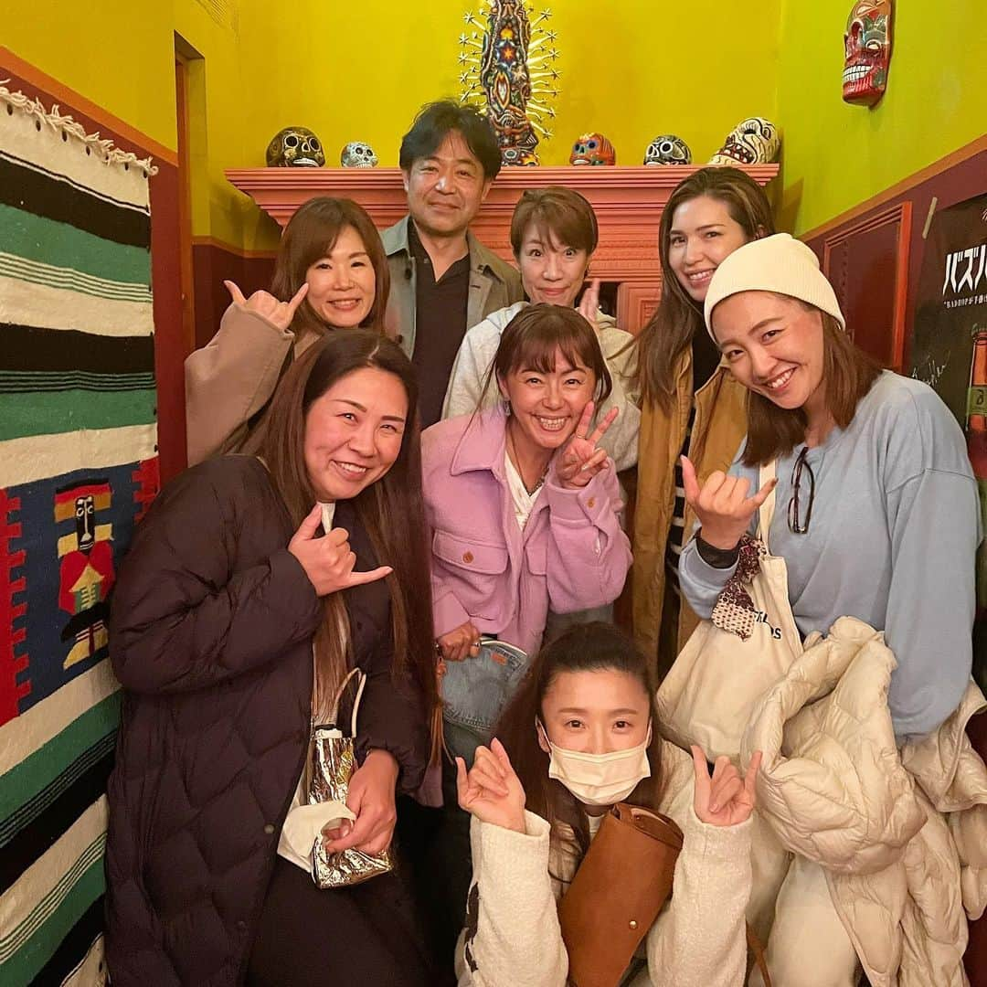 田中律子さんのインスタグラム写真 - (田中律子Instagram)「日本サップヨガ協会🧘‍♀️🏄‍♀️🌞 @japansupyogaassociation  イントラとミーティングという名の飲み会🍺🍷  三軒茶屋のメキシカン🇲🇽🌮ボラーチョス　@borrachos.tokyo で12人でタコスパーティー🎉 あ、ミーティングです🤣  SUP安全推進プロジェクトメンバーである協会のイントラたちに、ライフジャケットの着用や、安全に今年もサップヨガレッスンをしていくための話しや、夏の大磯ロングビーチでのサップヨガフェスタイベントについて、それぞれイントラのレッスン場所の情報交換もしました❗️酔う前にね🤣  コロナ禍では、なかなか集まる事も出来なかったけど、これからはこうして協会認定イントラ約160人と、交流していこう🍺  今年も全国各地様々なゲレンデで、協会イントラたちがサップヨガレッスンを開催します🏄‍♀️🧘‍♀️ ぜひ、みなさん体験してみてね❗️詳しくは、日本サップヨガ協会　@japansupyogaassociation イントラ情報もあるので、お近くのレッスンをみつけてね🌞🌈  #日本サップヨガ協会  #公認イントラ #勉強会  #sup安全推進プロジェクト  #supyoga  #みんないつもありがとう」3月27日 11時48分 - ri2kotanaka