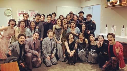 村川絵梨さんのインスタグラム写真 - (村川絵梨Instagram)「夢のような時間が終わった。  自分がドリームガールズの一員として日本初演版にいたんだなと。。 この先の人生でつまずいたり落ち込んだりしたら必ず想い出すだろう特別な体験でした。 最後、感極まって歌えなくなったよ🥲  ふと母に小学校の文集で歌って踊れる女優になりたいと書いてたねって言われて(ずっと歌手になりたいと思っていたはずなのに)きっと、やっと、そういう作品に出逢えた気がした。 日本版でずっとセットの奥に綴られていたキング牧師の言葉I have a dreamですね  寂しいなぁ  心も実力も素晴らしい志高い共演者、バンドの皆さん。プロフェッショナルなスタッフの皆様。 もうね、キャストみんな仲良くて良い雰囲気だったのです🌸  歌稽古から考えたら約9ヶ月くらい、エフィと向き合い続けました。 同じ役を共有した福原みほちゃん お互い、たくさんの壁を越えながら終わりを無事に迎えられたね。 才能へのリスペクトはもちろん、愛に溢れていて1人の女性としても尊敬出来る同い年のみほちゃん。一緒にエフィという世界中で愛される難役に挑めて…最高に幸せでした。  ふぅ、ぽっかり でも、やり切った感  ありがとう、ドリームガールズ ありがとう、エフィ ありがとうございました 目撃してくれた皆さん🥹❤️  全員と写真撮れなかったから一部🥲🫧」3月27日 11時53分 - eri_murakawa_official