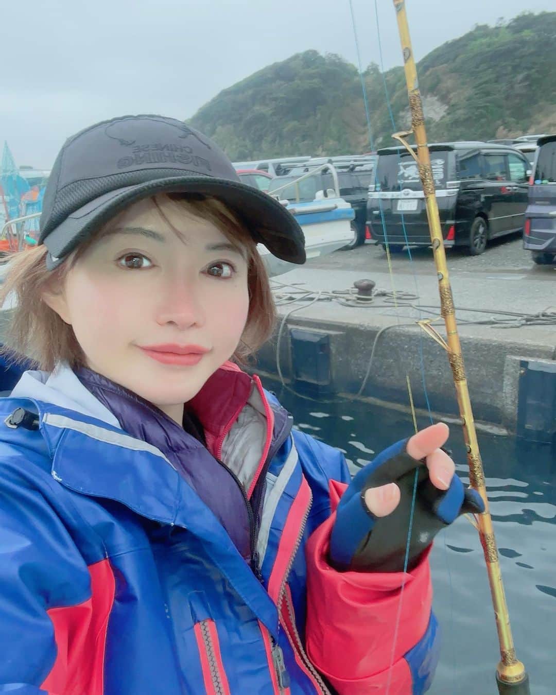 里美ゆりあのインスタグラム：「@kazuyoshi.maru さんで真鯛釣り大会に皆んなで雨の中参加してきました🎣 ジャンケンで勝ち1番後ろの席GETしたものの激渋で雨も酷くなってきて早々のお得意のキャビンでふて寝w 釣り友に場所を譲ってやっと真鯛ヒット❣️ そして真鯛も貰えて一義丸さんからも沢山の野菜を貰いさっそく真鯛のカマとアラで野菜味噌汁に^ ^  身は大好きな鯛めし用に😘  次こそノッコミ時期に再チャレンジか逃したら産地直送で真鯛購入w  タイラバもまたやりたいなぁ✨✨  しかしお疲れ様でした❣️❣️  #鯛 #真鯛 #釣り #大会 #相模湾 #fishing  #fish #japan  #里美ゆりあ」