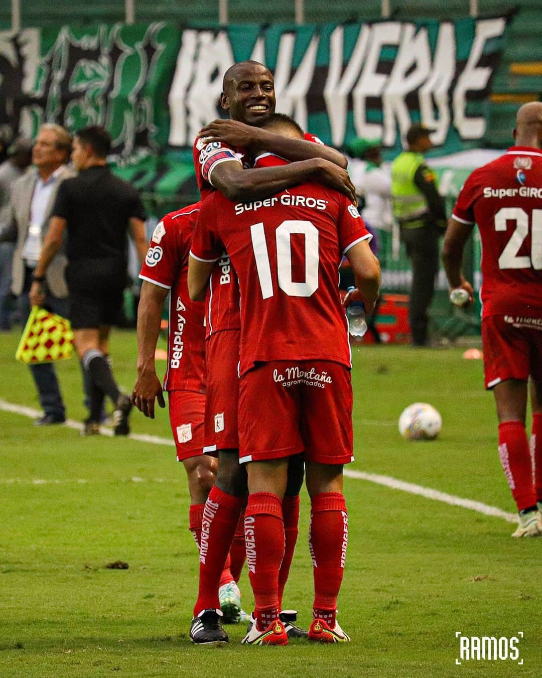 アドリアン・ラモスのインスタグラム：「Gran esfuerzo de todos y seguimos sumando.🙏🏾💪🏾  Vamos America 🇦🇹👹」