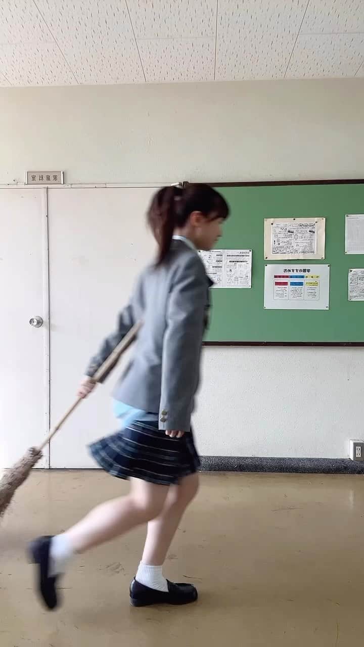 新倉愛海のインスタグラム：「お掃除番長？(っ'-')╮ =͟͟͞͞🧹✨  #アプガ2 #idol #制服 #ポニーテール」