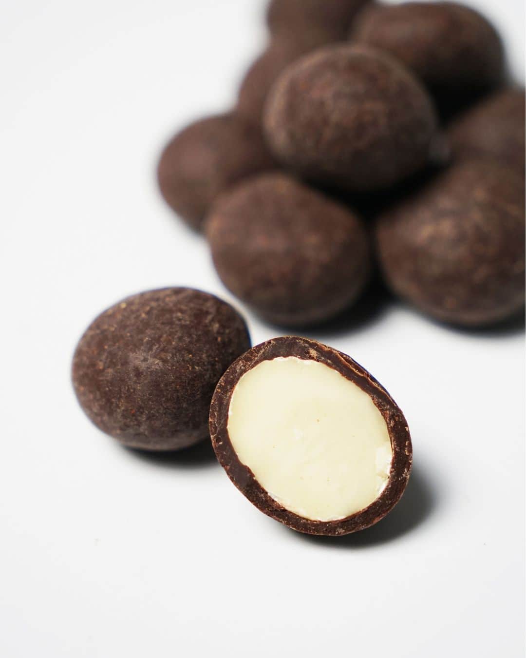 ダンデライオン・チョコレート・ジャパンのインスタグラム：「本日より「マカダミアナッツチョコレート」の販売を開始しました！  ルワンダ産のオーガニックマカダミアナッツを、ホンジュラス産カカオ70%のチョコレートでコーティングしました。チョコレートとナッツの濃厚な甘みが口の中で広がります。  マカダミアナッツというとハワイやオーストラリア産のものが有名ですが、今回はアフリカ大陸の中心に位置する小さな国、ルワンダ産のものを使用。 「千の丘の国」 と呼ばれる美しい丘陵地で育てられたマカダミアナッツは、濃厚な甘みとサクッとした食感が特徴です。  ワインと一緒に、または疲れたときの気分転換にいかがでしょうか。  詳細・ご購入はプロフィールリンクから @dandelion_chocolate_japan  ======  ▶︎マカダミアナッツチョコレート 価格：2,800円（税込） 販売店舗：オンラインストア、ファクトリー＆カフェ蔵前、伊勢外宮店  ======  #dandelionchocolate #ダンデライオンチョコレート #beantobar #craftchocolate #クラフトチョコレート #chocolate #チョコレート #cacao #カカオ #高カカオチョコレート #マカダミアナッツチョコレート #マカダミアナッツ #ナッツ好き #ワイン好き #ルワンダ #おやつの時間 #ギフトにおすすめ #プレゼントにおすすめ #贈り物に最適  #お取り寄せ #お取り寄せスイーツ」