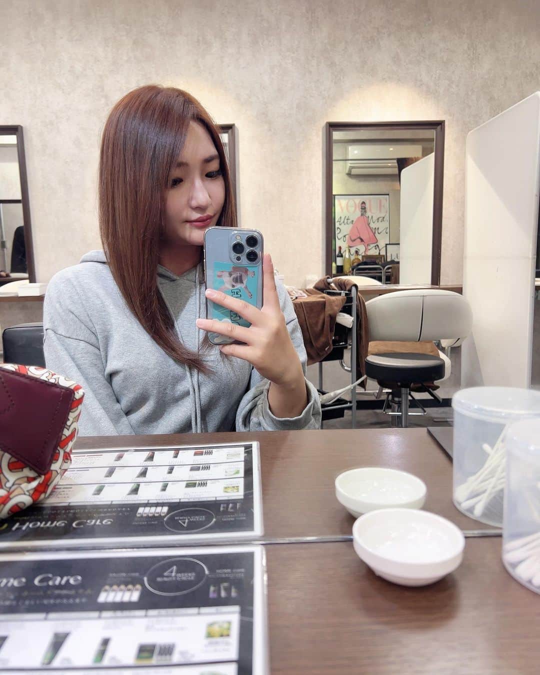 黒咲ななのインスタグラム：「. . 伝わる？？👀 このとゅるんとゅるん感✨✨ . そしてこの透明感！！ 写真じゃムズい😢😢 . とにかくめちゃかわ😭‎🤍 . 4月遠出する前にエクつけようか 迷い中🫠🫠🫠 . . #美容院#渋谷#shibuya#ヘア#ヘアカラー」
