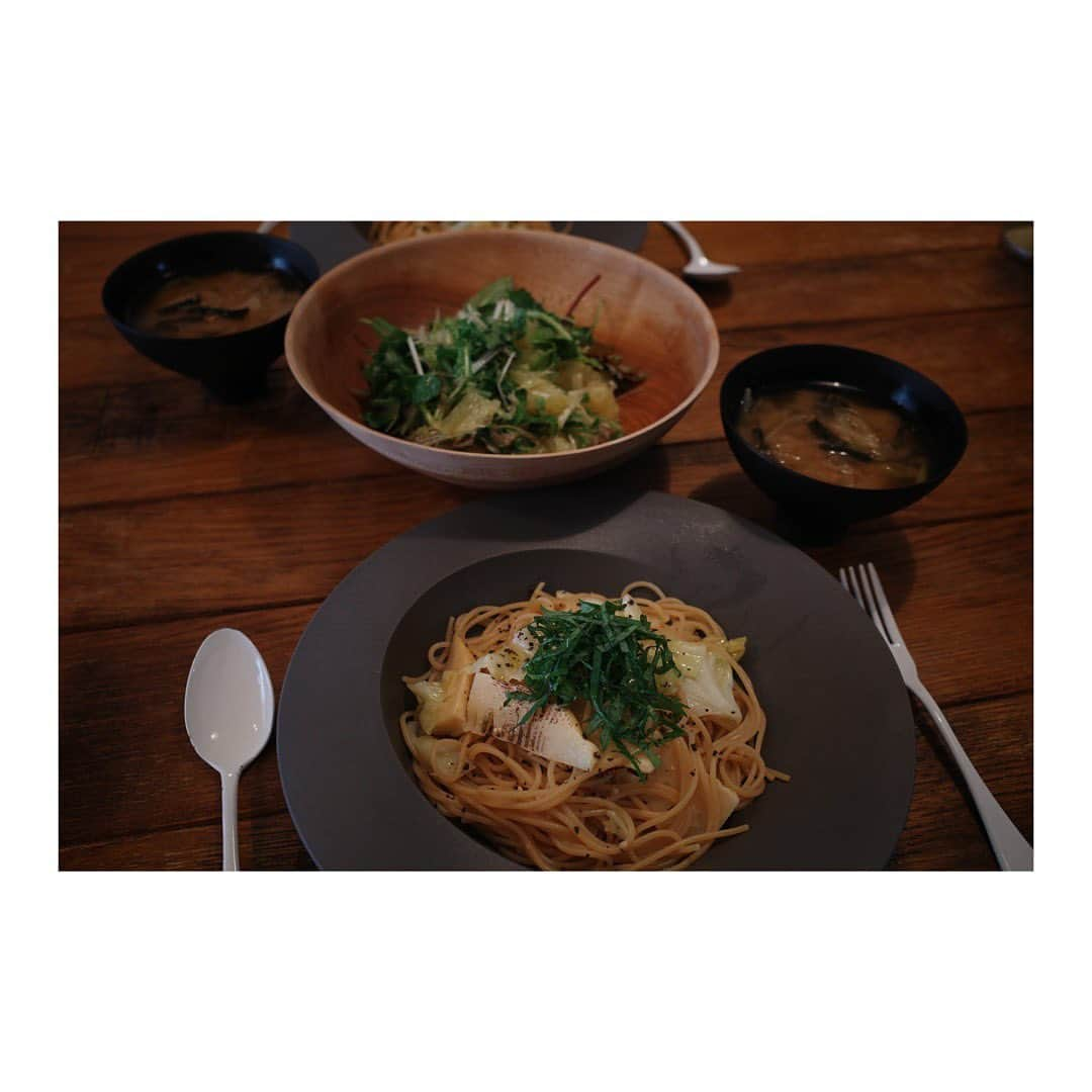 藤田敦子さんのインスタグラム写真 - (藤田敦子Instagram)「ㅤ 【#blendakitchen 】 ☑︎筍とキャベツのパスタ ☑︎ぽめろまんサラダ ☑︎お味噌汁  たけのこはもちろんうさぎ農園 @usagifarm_ai のもの。 3パックも買ったから、春の筍には困らなそう。 焼いたあと、バーナーで炙って焦げ目つけました。 春らしいパスタになったなあ。 楽天ルームにも出してる真空の袋で、 開けて余った筍もちゃんと保存できて嬉しい！  引っ越し準備のため、テーブルやベンチを メルカリに出したりバタバタ。 売れるといいなあ。  新居用テーブルが来るまでは お料理写真も載せられないか、 なんて思いつつ。 (リビングのコーヒーテーブルも 粗大ゴミに出すため、しばらくテーブルなし笑)  ようやく引越しの目処がつき始め とにかく家の片付け片付け、片付け。  10年も同じ家に住んでたのと 借家なこともありなんとなく 丁寧には住めてなかったな、 と反省しております。笑  #いえごはん #おうちごはん #家ごはん #家ご飯 #うつわ #器 #暮らし #instafood #foodstagram #簡単ごはん #手料理 #家庭料理 #フレキシタリアン #flexitarian #Glutenfree #グルテンフリー」3月27日 12時12分 - blenda0305