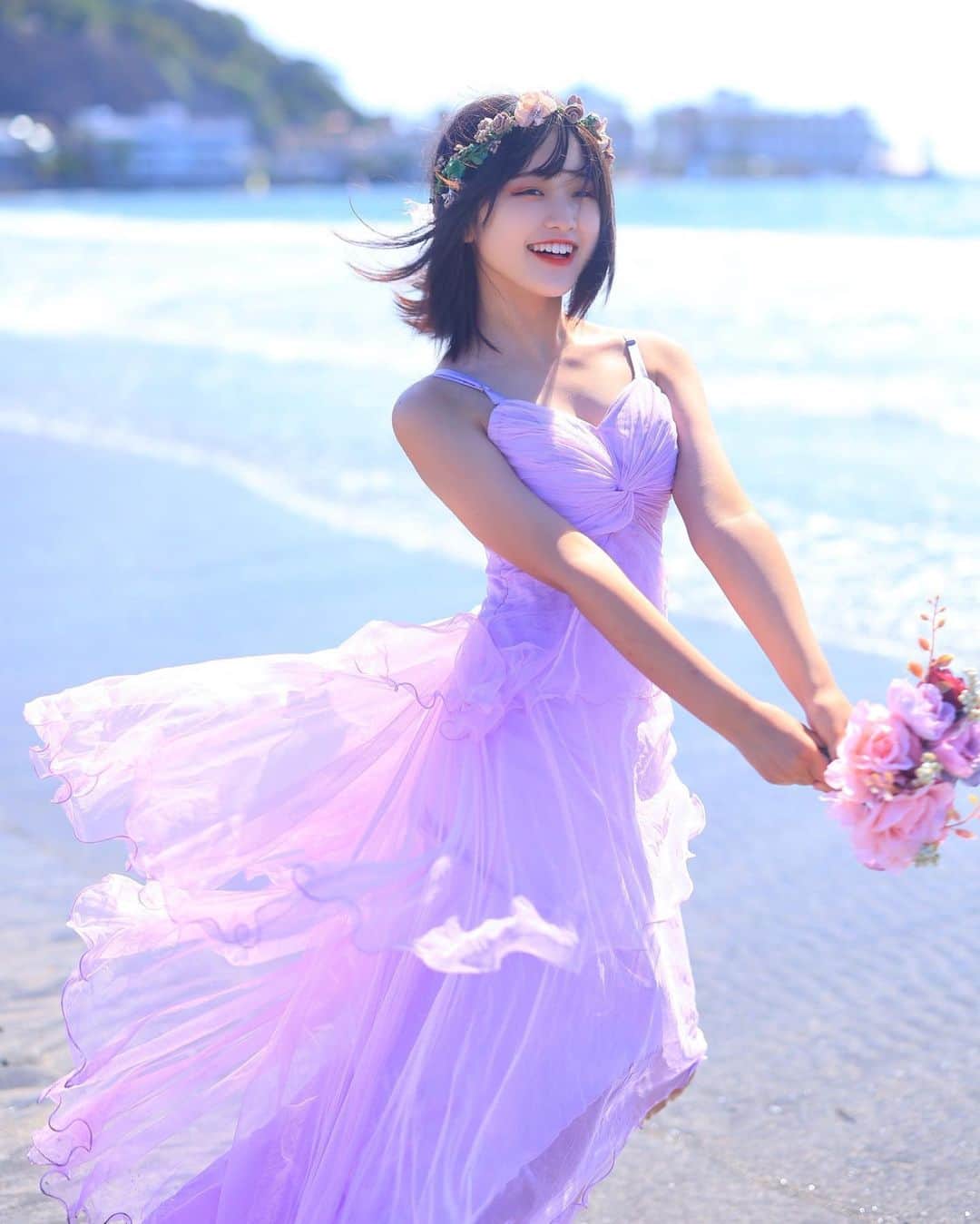 舘林佳史のインスタグラム：「湘南ドラマティックフォト✨ ドレスで海も良くに合います☺️💓  model:Runa  誰でも物語の主人公になれるをキャッチコピーに ドラマや映画の物語のワンシーンの様なDramaticStoryPhotと言う名前で活動作品作りをしています。  大好評のドラマティックフォトのご依頼はこのクオリティーで30000円〜(ほぼ諸経費)で受け賜わっています)^o^(   たった一枚の写真で人生が変わる‼️  モデル宣材撮影 コンポジ Book作り プロフィール撮影 ブライダルフォト記念撮影 衣装レンタル 成人式 着物 ドレスロケーションフォト スチール サロンモデル撮影 写真集等撮影のご依頼何でもお気軽にお問い合わせDM下さい✨📩   ༚┈❁┈༚༝༝༚┈❁┈༚༝༝༚┈❁┈༚༝༝༚┈❁┈ ༚༝༝༚┈❁┈   #湘南　#ドレス撮影　#フォトジェニック　#ドラマティックフォト　#インスタ映え　#作品作り #撮影依頼　#シューティング　#撮影依頼募集中 #ファインダー越しの私の世界 #写真を撮るのが好きな人と繋がりたい  #ストロビスト　#モデル募集 #モデル」