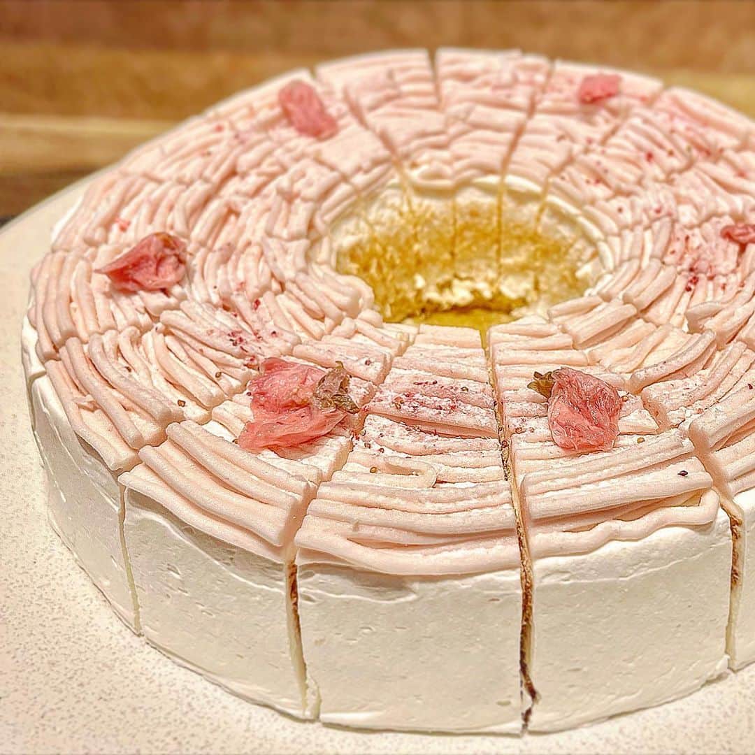 アンジェラ佐藤さんのインスタグラム写真 - (アンジェラ佐藤Instagram)「ニューオータニイン札幌の1日限定スイーツビュッフェにお邪魔しました！  苺かテーマのビュッフェで、苺が乗ったモンブランやショートケーキ、 春らしい桜のショートケーキやニューオータニ自慢のリコッタチーズをたっぷり使用したふわふわ食感のパンケーキなど、見るのも食べるのも嬉しくなる色とりどりのデザートがたくさん！✨️ｷｬ─(*ᵒ̴̶̷͈᷄ᗨᵒ̴̶̷͈᷅)─♡  そしてデザートだけではなく、お食事系もしっかりバッチリ充実してました！！！🥩🍝🍛 しっとりと柔らかい 鶏むね肉のソテー·フランボワーズクリームや、 栗のソースの濃厚なコクがたまらない道産ポークグリル栗ブルーテ·バルサミコソースに、肉肉しい富良野ポークメンチカツなどなど デザートに負けないラインナップ！！  デザートといいお食事メニューといい…一流ホテルのちょっとしたコース料理を食べ放題している感覚✨🥹 いや〜んお得！そして贅沢う〜！！！  次回は「盲導犬」チャリティストロベリースイーツ＆オードブルビュッフェを開催されるとの事ですよ！ 収益の一部を盲導犬協会に寄付するとの事なので、美味しいモノを食べてチャリティーで応援できるって凄い素敵な企画ですよねっ！！！✨＼_( ﾟﾛﾟ)ここ重要！  5月6日の12時～13時は盲導犬ちゃんも来店するそうです！！🐕‍🦺🐾  開催が４月２９日､３０日と５月３日～６日とゴールデンウィーク期間なので、皆さん是非サイトをチェックしてみてくださいね！  https://newotanisapporo.com/restaurant-list/charitystrawberrysweetsappetizer-buffet202304/  #ニューオータニイン札幌 #札幌ホテルビュッフェ #札幌デザートバイキング  #食べて応援 #チャリティービュッフェ #次回も行きたい！ #北海道吃到飽 #好吃 #ヒンナヒンナ」3月27日 12時06分 - angela_satou