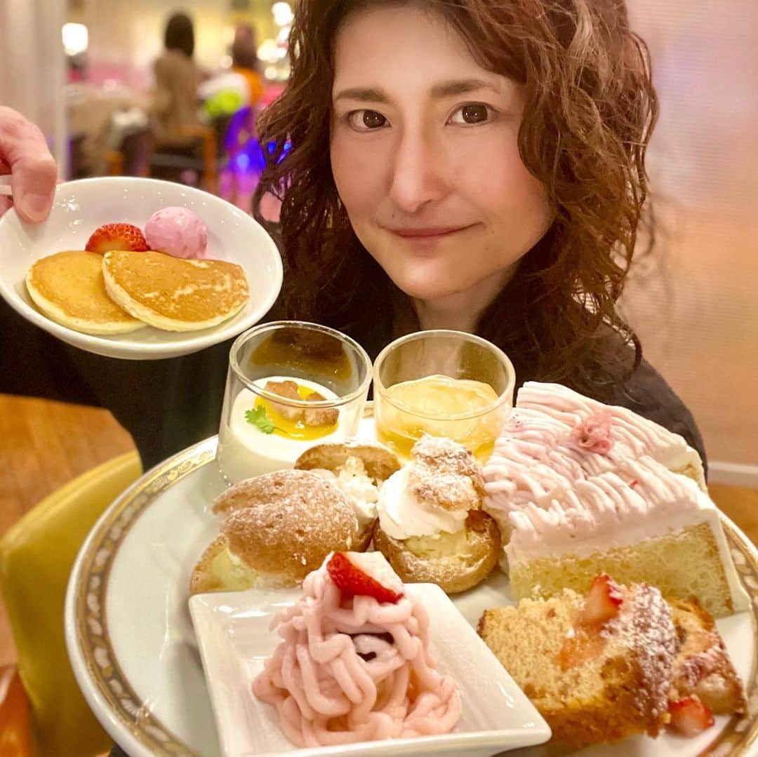 アンジェラ佐藤さんのインスタグラム写真 - (アンジェラ佐藤Instagram)「ニューオータニイン札幌の1日限定スイーツビュッフェにお邪魔しました！  苺かテーマのビュッフェで、苺が乗ったモンブランやショートケーキ、 春らしい桜のショートケーキやニューオータニ自慢のリコッタチーズをたっぷり使用したふわふわ食感のパンケーキなど、見るのも食べるのも嬉しくなる色とりどりのデザートがたくさん！✨️ｷｬ─(*ᵒ̴̶̷͈᷄ᗨᵒ̴̶̷͈᷅)─♡  そしてデザートだけではなく、お食事系もしっかりバッチリ充実してました！！！🥩🍝🍛 しっとりと柔らかい 鶏むね肉のソテー·フランボワーズクリームや、 栗のソースの濃厚なコクがたまらない道産ポークグリル栗ブルーテ·バルサミコソースに、肉肉しい富良野ポークメンチカツなどなど デザートに負けないラインナップ！！  デザートといいお食事メニューといい…一流ホテルのちょっとしたコース料理を食べ放題している感覚✨🥹 いや〜んお得！そして贅沢う〜！！！  次回は「盲導犬」チャリティストロベリースイーツ＆オードブルビュッフェを開催されるとの事ですよ！ 収益の一部を盲導犬協会に寄付するとの事なので、美味しいモノを食べてチャリティーで応援できるって凄い素敵な企画ですよねっ！！！✨＼_( ﾟﾛﾟ)ここ重要！  5月6日の12時～13時は盲導犬ちゃんも来店するそうです！！🐕‍🦺🐾  開催が４月２９日､３０日と５月３日～６日とゴールデンウィーク期間なので、皆さん是非サイトをチェックしてみてくださいね！  https://newotanisapporo.com/restaurant-list/charitystrawberrysweetsappetizer-buffet202304/  #ニューオータニイン札幌 #札幌ホテルビュッフェ #札幌デザートバイキング  #食べて応援 #チャリティービュッフェ #次回も行きたい！ #北海道吃到飽 #好吃 #ヒンナヒンナ」3月27日 12時06分 - angela_satou