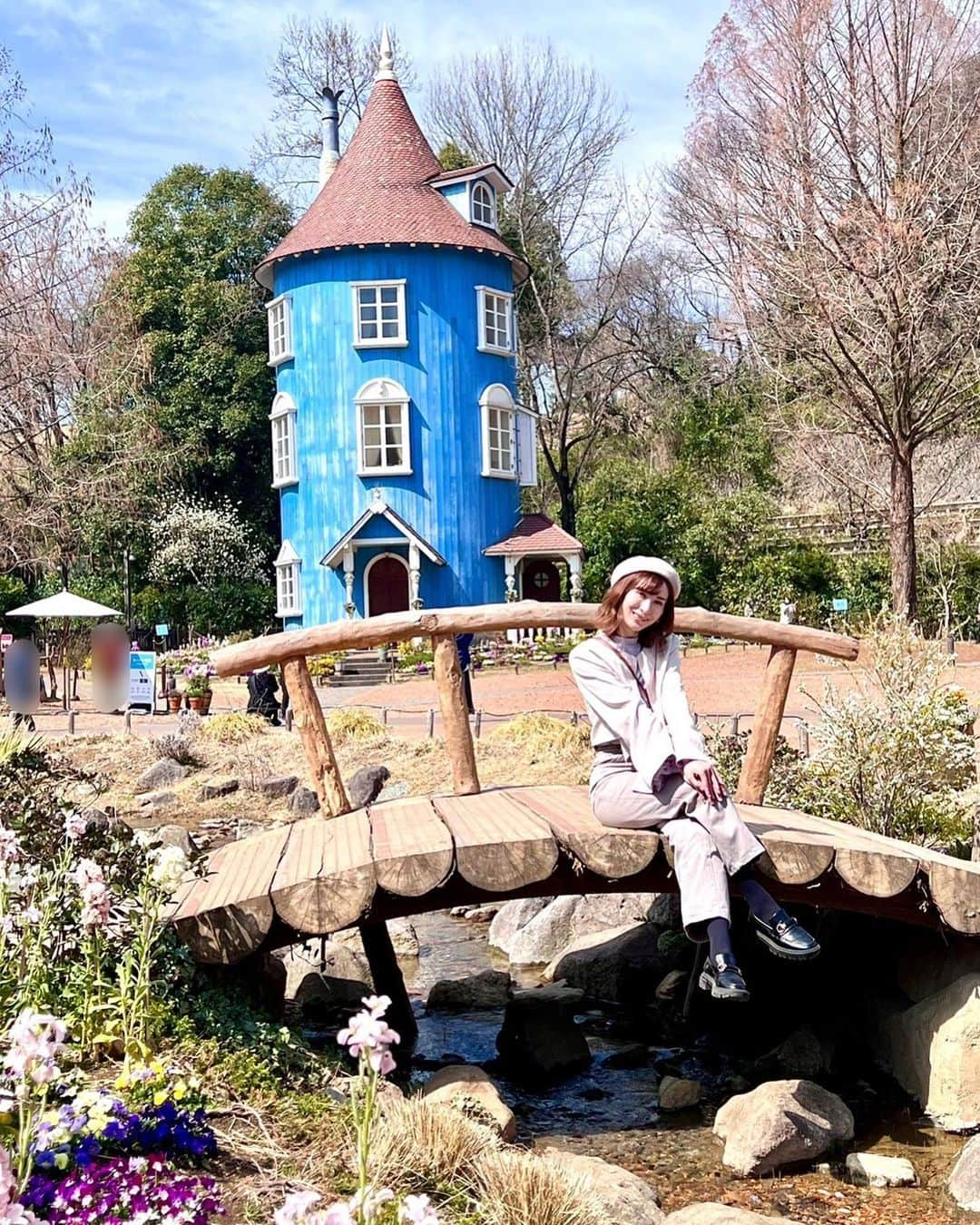 颯希有翔のインスタグラム：「🌲💐  約1年ぶりにムーミンバレーパークへ🌲 ポカポカ陽気でお花もとっても綺麗だったなぁ💐 とてもゆったりと時が流れていて…普段物凄くせっかちに生きているので😅（現在は「もう3月が終わる」と焦っている🫠）この日はのんびりと太陽を浴びて自然を沢山感じリフレッシュしたのであります☺️  #ムーミンバレーパーク  #お花 #自然  #宝塚歌劇団  #宝塚og #月組  #せっかち」