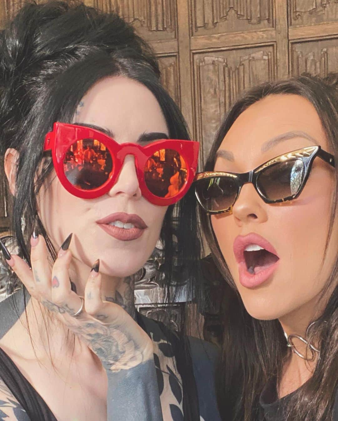 のインスタグラム：「📸❤️Some pictures and some captions…  1. I am going to miss my gorgeous @thekatvond when she moves…so I’m trying to soak up every extra minute with her laughing, while trying not to camp out on her porch until the she and the moving trucks drive away❤️😭  2. I’m testing out a center-part in my hair, what do we think?  3. Blake got his driver’s permit…so I have a chauffeur that makes me laugh & listen to rap  4. Me without makeup, after school drop off & about to do a zoom meeting in the car (and yes i did turn the video camera on😂)  5. I love this and I love Dolly 😂  6. I got my boot off (after falling like a dummy, down a couple steps)…the dr commented purple must be my favorite color, but it’s not😂  7. Things i saw at an antique store and liked, but didn’t buy but have imagined in my house all week: That mirror & the tiger chair   ❤️Hope you all have a great week…  Don’t get paralyzed by perfection and just do it, start it (you know what the “it” is).  Be careful on stairs😂  I love antique stores.  For someone:  Don’t be afraid…go after your dreams and goals this week. God put gifts and dreams in your heart for a reason🙏 Stop being afraid and just start doing it (you know what “it” is)❤️  I’m sending an extra huge hug and love to anyone who needs it this week❤️」