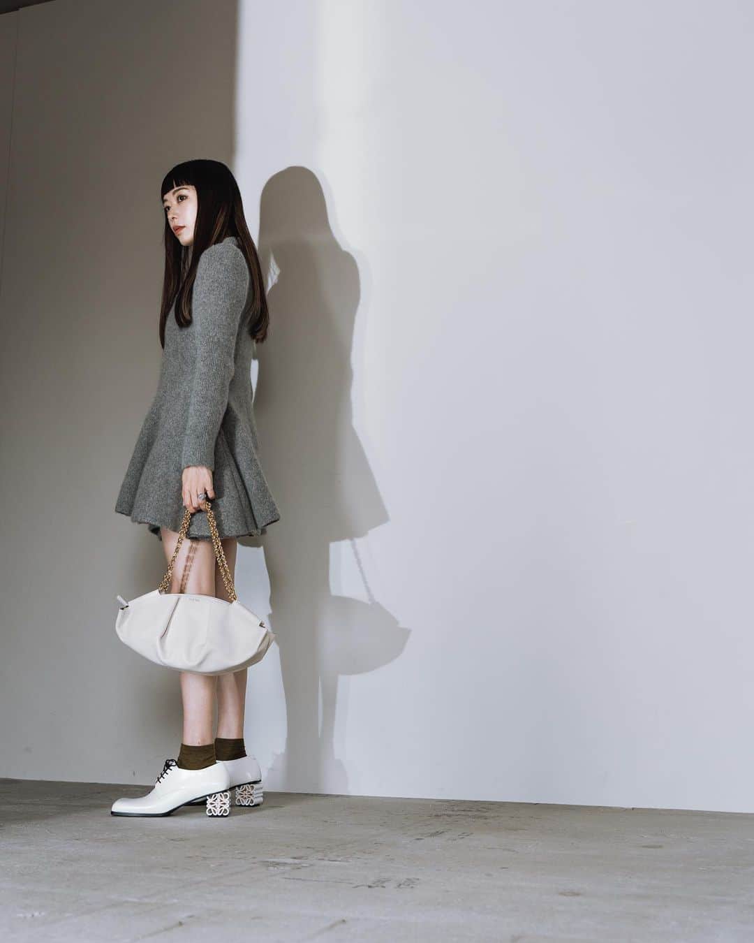 市川渚のインスタグラム：「LOEWEの新作バッグ「Paseo」とランウェイや展示会で気になってたカシミヤの超ミニドレスを着せてもらった🫶  ジョナサン以降のLOEWEはレザーという素材を布のように自由自在に扱っているイメージがあるのだけれど、このPaseoにも同じ思想を感じたというか。上質なナパレザーの柔らかさを存分に生かしたデザインでありながら、全体がクタッとならないようになってて、物を入れて持った時に底部が膨らんでこないのがこれまた不思議。  ドーナツチェーンのずっしり感はあるけれどバック自体はとても軽く、どんどんとモノを入れられて使いやすさも◎   今年の春夏はこのPaseoとともに色んなところに出かけたい🌸  I got to wear the new LOEWE bag, Paseo, and the supermini cashmere dress I've been eyeing at runway shows and exhibitions.  LOEWE has this image of handling leather-like fabric freely, and I felt the same philosophy in Paseo. The design fully utilizes the softness of high-quality Napa leather, but it doesn't become saggy overall, and it's also strange that the bottom doesn't bulge when you put things in it.  It has the weightiness of a donut chain, but the bag itself is very light, and it's easy to use because you can put things in it quickly!  I want to go to many places with this Paseo this spring and summer.  #LOEWE #LOEWESS23 #LOEWEpaseo #PR」
