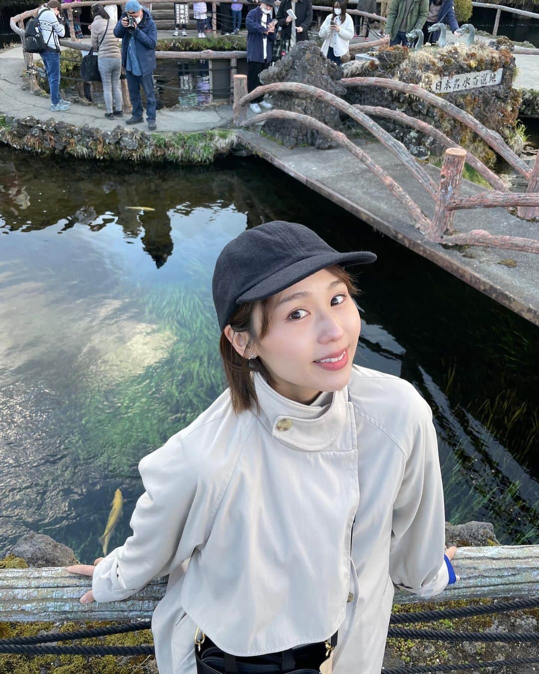 荒川真衣のインスタグラム：「富士山って日本人の心に棲みついてるよね🗻 この池から湧き出る水が澄んでて魚が丸見え🐟釣りたっ🎣 めちゃくちゃ行きたいところだったら興奮しました~！  心まで澄みますね❤️  #山梨観光 #忍野八海  #クロードモネだっ」