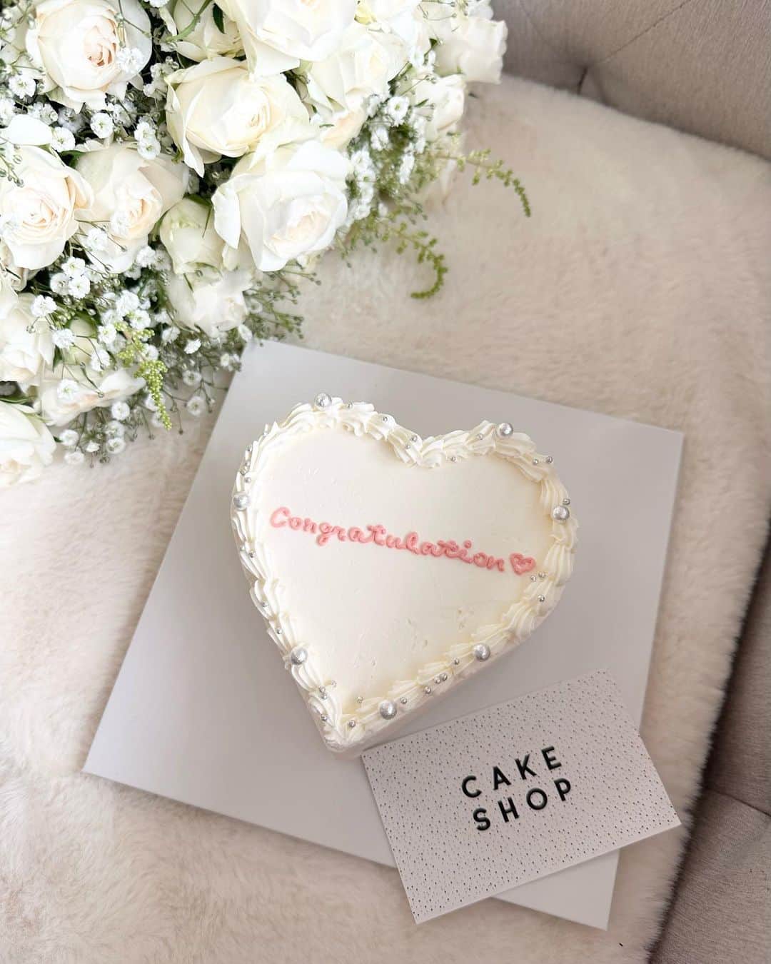 大薮未来さんのインスタグラム写真 - (大薮未来Instagram)「🧁♡  @cakeshop.jp さんのオーダーメイドケーキを頂きました♡  自分でケーキの形も色もカスタムできるんです✨　可愛すぎる〜〜！」3月27日 12時16分 - miku_ohyabu