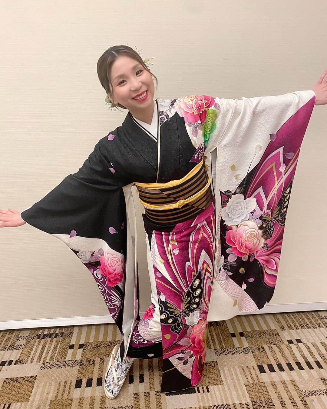 水城なつみさんのインスタグラム写真 - (水城なつみInstagram)「先日は#栃木県 #小山グランドホテル さまで#谷島明世 さんとジョイントディナーショーを行わせていただきました✨  共通点が多いあきちゃんとのステージ、たくさんのあたたかな笑顔で皆さまに迎えていただきとても心強かったです❣️  お世話になりました#岩崎電気 さま スタッフの皆さまもありがとうございました🙇‍♀️  #水城なつみ #茨城県 #キングレコード」3月27日 12時17分 - mizuki_natsumi_522