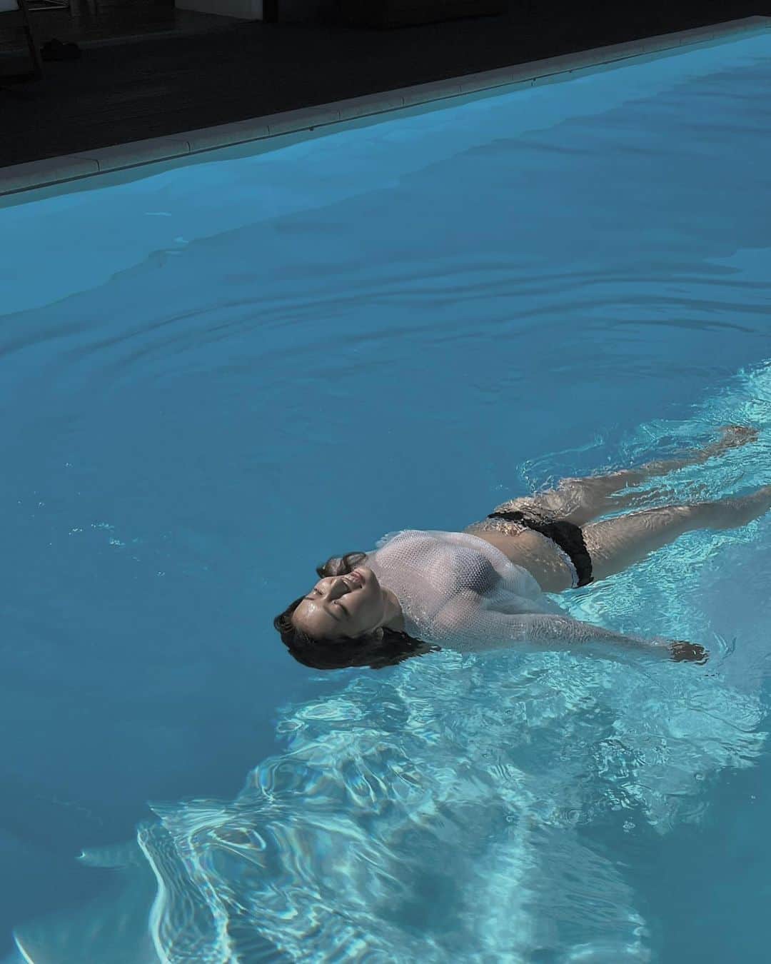 吉川愛のインスタグラム：「☺︎ 3rd写真集「Neroli」オフショ②💙 ついに明日発売！！🎉 #この２つの方法しか泳ぎ方しらない」