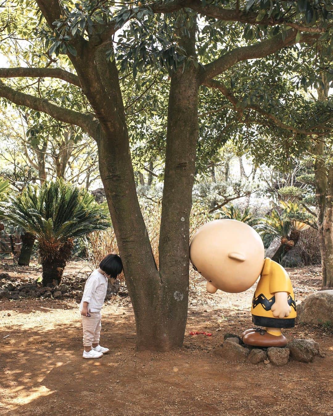 MOMOツインズのインスタグラム：「Starting the work week be like…#snoopygarden #lllgoestojeju」