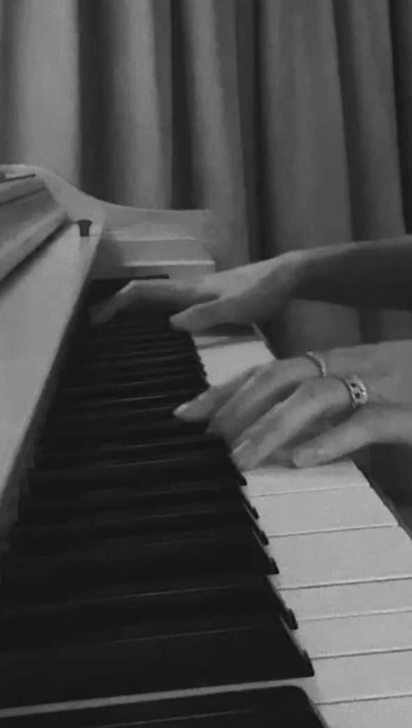 のインスタグラム：「Sunday night on the keys 🎹 Boyz II Men - On Bended Knee」