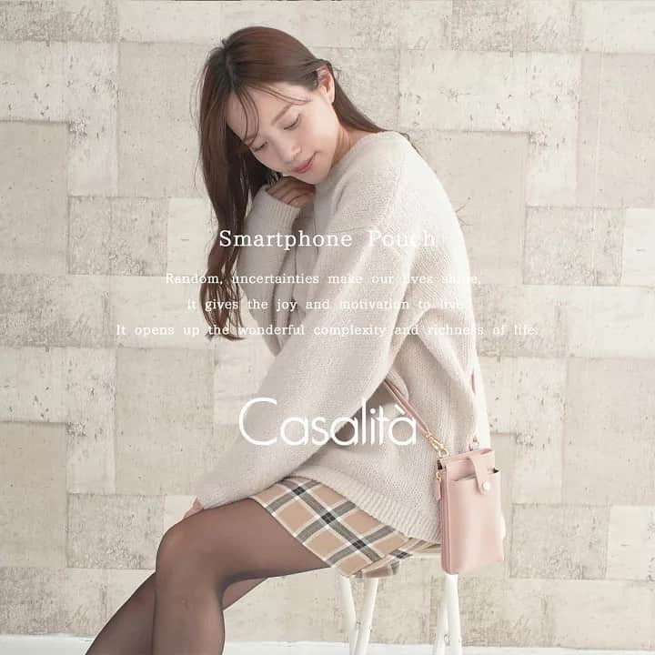 のインスタグラム：「♡  Casalitaのスマホポーチ ✳︎ 何色が良いかな ? 😉  観戦用なら確実に赤♥️ 普段着なら淡色か黒かな〜 撮影ではグリーンを持った時に好評だったな〜🌵  @lojeljapan1991 さんのオンラインショップ、楽天などで見れます🛒💫  服は全部GRL🙈･*  #lojel #lojeljapan #caselita  #スマホポーチ #スマートフォンポーチ  #スマホショルダー #スマートフォンホルダー  #フォンホルダー #スマートフォンポシェット  #スマホポシェット #スマホショルダーストラップ  #スマホストラップ #淡色女子 #淡色コーデ  #GRL #grl購入品 #grlコーデ #グレイルコーデ  #グレイル購入品 #グレイル #プチプラコーデ  #プチプラファッション #プチプラ通販  #大人カジュアル」