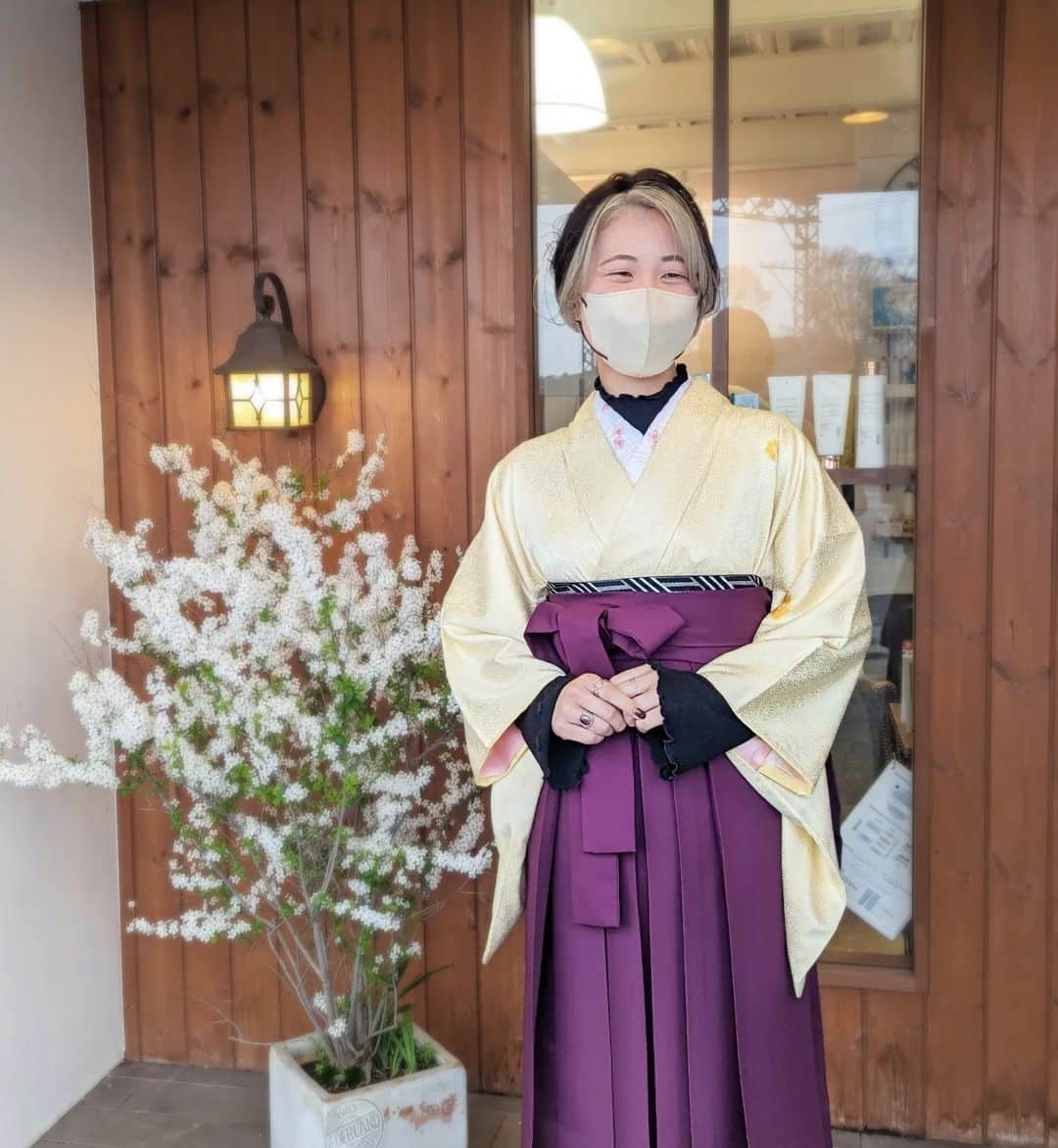 香西武志のインスタグラム：「刈り上げツーブロックのショートヘアで卒業式のお客様👘 成人式に向けて伸ばしてる方が多いですが短くても大丈夫ですよ😊 長さよりも「キレイ」さが大切なのでほったらかしではなく美容室に行っといてくださいね🤣  @azhair_kohsai  ▽▽▽▽▽▽▽▽▽▽▽▽▽▽▽▽ ご予約はプロフィール欄のURLから  2023年春アイラッシュ＆ネイルサロン @yeuxde_lapaix グランドオープン  #スタッフ募集中 #中途採用も大歓迎  詳しくは　→ @azhair.recruit   @fleurir_fm さんのハンドメイドアクセサリーも販売中  #河内長野市 #三日市町 #堺市 #北野田 #azhair#河内長野美容室 #河内長野カラー #河内長野デザインカラー #河内長野ハイライト #三日市美容室 #三日市カラー #三日市デザインカラー #北野田美容室 #北野田カラー #北野田デザインカラー #橋本市美容室 #橋本市カラー #橋本市デザインカラー  ◇A'zhair LAPAIX（三日市店） 南海高野線三日市町駅東出口より徒歩一分  TEL 　0721630738 ◇A'zhair北野田店 南海高野線北野田駅より徒歩五分 TEL  0722349938」