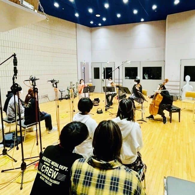 日本工学院さんのインスタグラム写真 - (日本工学院Instagram)「音響芸術科の学生が生音録音の実習に取り組んでいる様子❗ . バイオリン、ビオラ、チェロといった弦楽器の合奏を収録しました✨ . . 「#日本工学院」をチェック！！ 学生が投稿したリアルな日常風景を見ることができますよ！ . . #nihonkogakuin #専門学校 #日本工学院八王子専門学校 #日本工学院専門学校 #教職員投稿写真 #音響芸術科 #若きつくりびと #音響 #音響機材 #映画 #映画監督 #映画鑑賞 #映画撮影 #舞台裏 #レコーディングスタジオ #レコーディングエンジニア #レコーディング #アーティスト #ミュージシャン」3月27日 12時52分 - nihonkogakuin