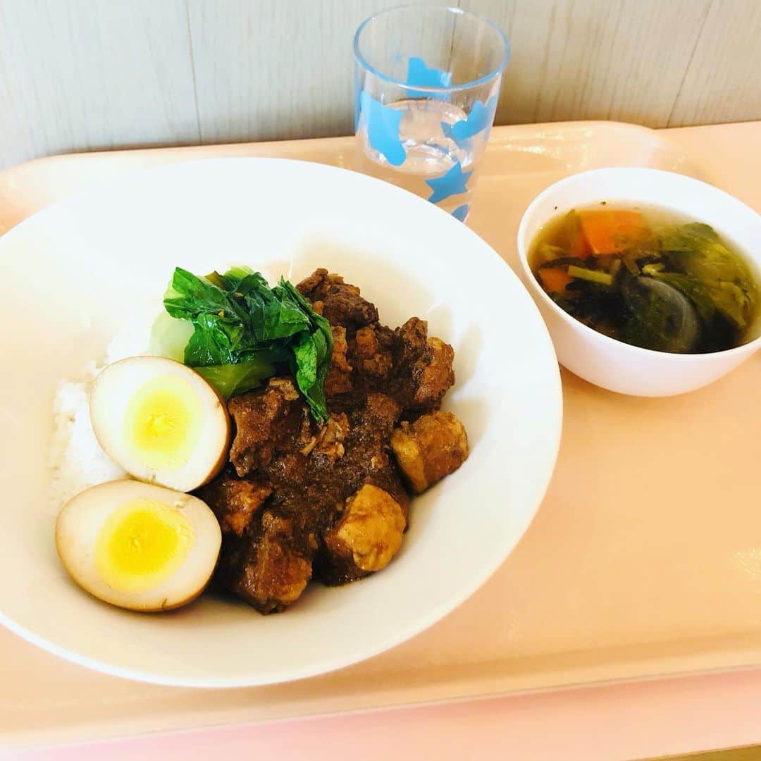 水谷さるころのインスタグラム：「眼科検診行った後一人ご飯だったので、散歩がてらピポンペンで魯肉飯。満足。そして、grapevine by k3というアパレルのお店なのになぜか店の中にソフトクリームスタンドがあるお店でソフトクリーム購入。南房総の近藤ファームのソフトクリームなのでミルクが濃くて美味しい🥛散歩の意味ない満腹ランチでした。」
