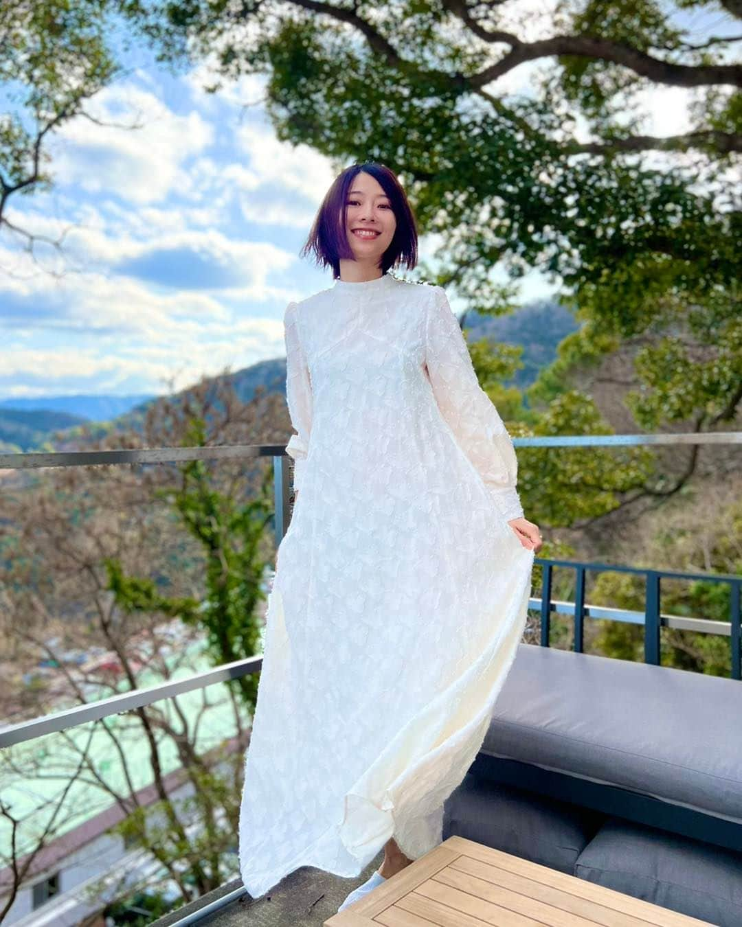 中村祐美子さんのインスタグラム写真 - (中村祐美子Instagram)「👗  初めてデザインを手がけたワンピース。 おかげさまで、完売だそうです🥲✨  お揃いにしてくれた皆さん、ありがとうございます。 流行り廃りがなく、カジュアルにもフォーマルにも着られる一着を目指したので、長く愛してくれたら嬉しいです。  撮影させてもらったのは、熱海のホワイトハウス🏠  絶景を堪能できる熱海の貸別荘です。 貸別荘なので、泊まれるよ。 まるで海外にいる気持ちになれる別荘でした。  #petitandgrande #プチグラ #高身長コーディネート #30代コーデ #30代コーディネート #コーデ #ファッション #高身長ファッション #高身長女子 #コーディネート #30代ファッション #高身長コーデ #足元スリッパなのは見つけないでくれ」3月27日 13時00分 - yumikonakamura.jp