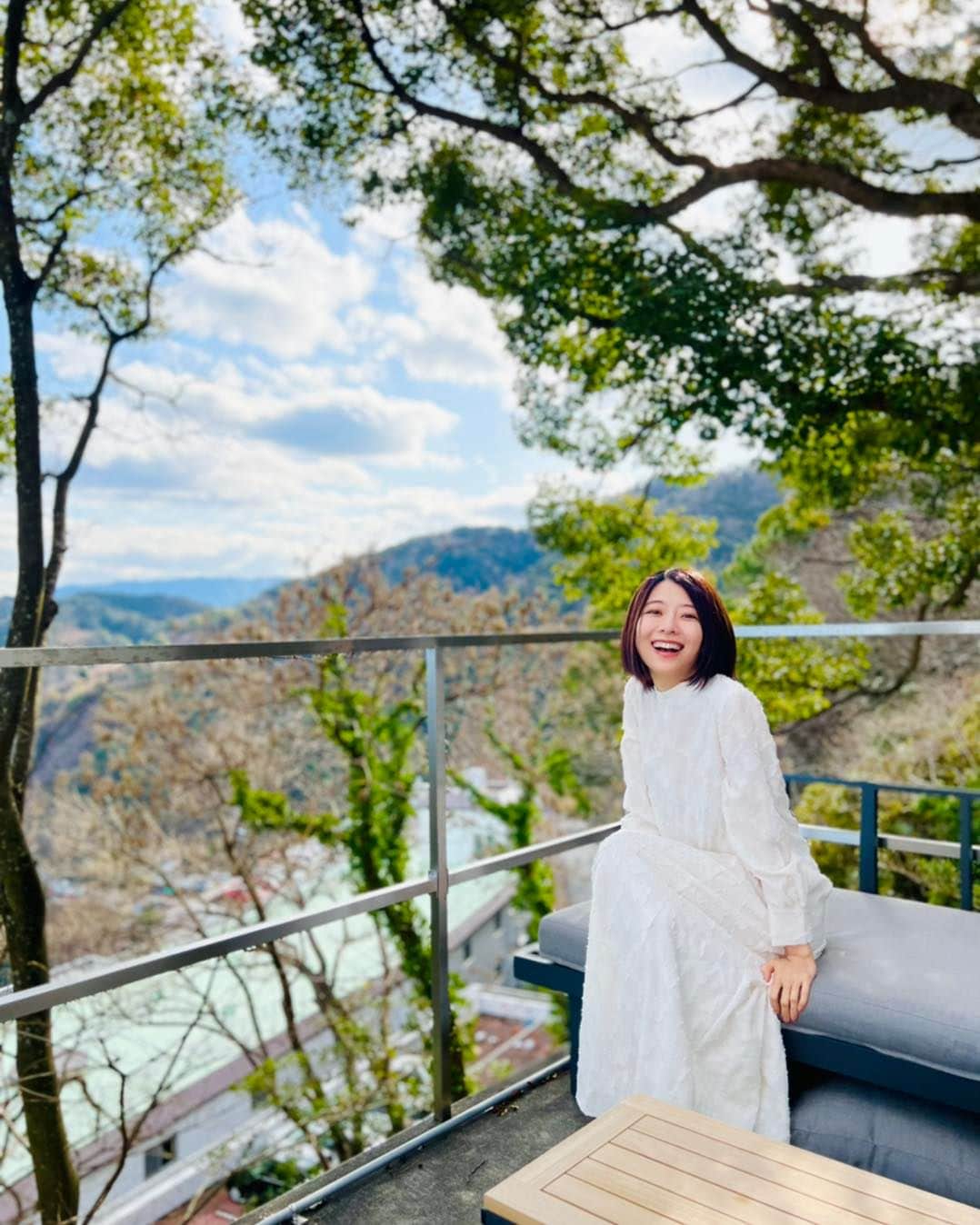 中村祐美子のインスタグラム：「👗  初めてデザインを手がけたワンピース。 おかげさまで、完売だそうです🥲✨  お揃いにしてくれた皆さん、ありがとうございます。 流行り廃りがなく、カジュアルにもフォーマルにも着られる一着を目指したので、長く愛してくれたら嬉しいです。  撮影させてもらったのは、熱海のホワイトハウス🏠  絶景を堪能できる熱海の貸別荘です。 貸別荘なので、泊まれるよ。 まるで海外にいる気持ちになれる別荘でした。  #petitandgrande #プチグラ #高身長コーディネート #30代コーデ #30代コーディネート #コーデ #ファッション #高身長ファッション #高身長女子 #コーディネート #30代ファッション #高身長コーデ #足元スリッパなのは見つけないでくれ」