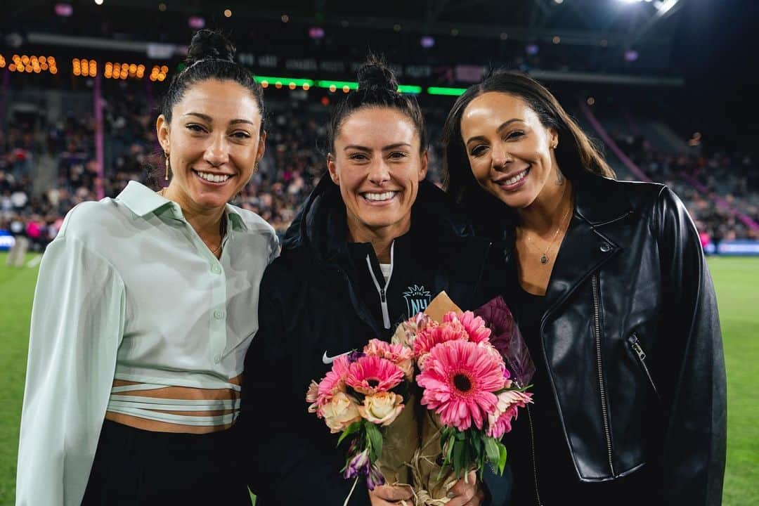 アリ・クリーガーのインスタグラム：「A perfect start to the new season! I’m so proud of the team win and I’m so grateful for my day ones, too! 😭🫶🏽  Ps-my big ol calf will be just fine!」