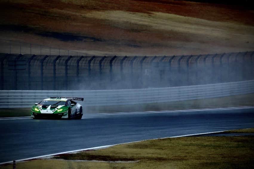 のインスタグラム：「Super GT 2023 オフシーズンテストが全て終わりました。 富士のテストでは、二日間共ウェットコンディションで、我々の課題としているドライタイヤの耐久テストをする事ができませんでした。 もちろん各チーム、ドライバー各々問題点や改善点があるものの、ミッドシップ車両であるランボルギーニウラカンのリアタイヤはいつも耐久の部分で苦労しています。 それはコーナースピードが速く、タイヤにいつも高負荷をかけてしまうマシンに与えられた難題。必ずクリアしなければならない中、ウェットでテストができなかったのは辛かった。 しかし、スピードはピカイチ。 速さはあります。 我々が今年1番GT300クラスで目立つチームになり、表彰台を重ね、最終戦でチャンピオンシップ争いをする事が我々の目標です。  次は4/15.16 岡山国際サーキットで開幕を迎えます。 今年は昨年以上にタイム差の少ない激戦のGT300クラス。 見ている方も、戦う側もハラハラドキドキのレースが待っているのは間違いありません。 さぁ！開幕だ！ #lamborghini #lamborguinihuracangt3  #jloc #suoergt」
