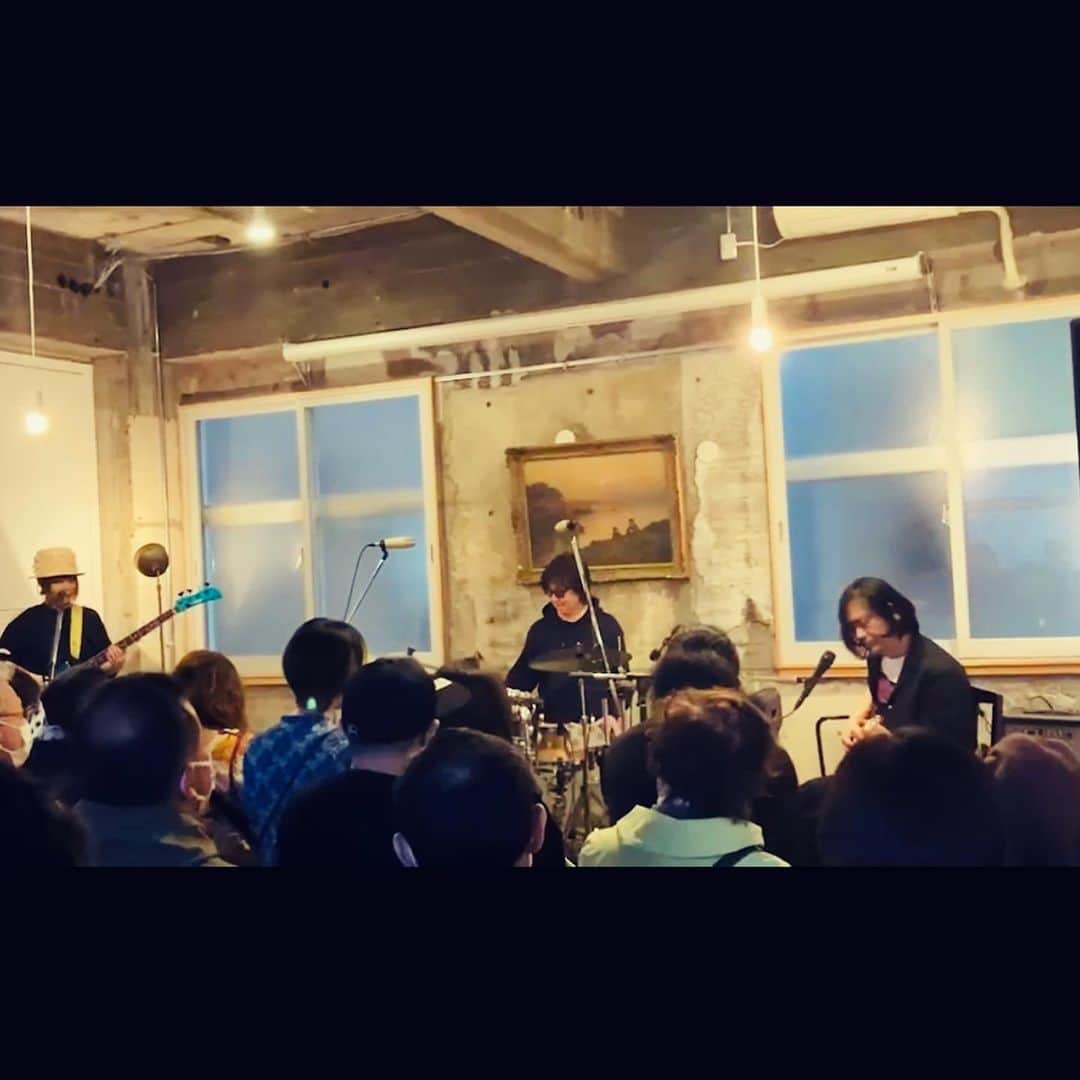 フルカワミキのインスタグラム：「3/26 @ atelier ju-tou  Miki Furukawa＋Koji Nakamura ＋Takashi Numazawa Kamiyann mix  ありがとうございました✨  通常ライブって、いわゆるマイクがある位置の人(たいていボーカルとかコンポーザー)が、ちょいと話すとかだと思いますが、  幅広く活躍されるミュージシャン・プレイヤーとしての沼澤さんの視点から、 あんなふうにナカコーや私との関わりや音楽について、お話され音楽を奏でる様子を、 聴いてくださる方も一緒に共にして耳にする機会って、実はほぼ無いと思います👀  ナカコーの多岐に渡る音楽活動を追って理解している人は日本のジャーナリズムにはおそらくほぼ存在していないので、 実際に長年に渡り、音楽構造的なことや創造部分にいらっしゃる方のお話は心から嬉しいです✨  沼澤さんは、例えば私やナカコーがクラブに遊びに行っている時にも、 そこでバッタリ会ったりしたように、様々な音楽を好きでいて演奏もされていて、 ジャンルや時代がクロスオーバーしている面白さ、それが生まれるところも根っから知っている音楽の芯に近いところにいらっしゃる方だと、足元に及ばない尊敬をしています。  コミュニティやジャンルや地位や偏見などが無いオープンさ。 バックボーンや経験探究心が膨大だからだと感じています。  ピンク色のお話が飾られたJu-touさんの空間ならではの、音楽の会🌸  Kamiyannさんのmixにも包まれありがたきしあわせ✨  音楽に限らず、例えばナカコーのような…ある特徴のあるアーティストの中には、敢えて絶対に言葉にしない部分があるのを感じています。 沼澤さんにもあると感じています。  あらゆるものを聴くのも見るのも大好きです。  リスナーとして、どんな意義のある音楽をやってきているか知っているので、 おふたりとご一緒できることに恐怖のようなのもありますが(ネジを5-6個外してる) 間近で感じられることを幸運だとも思います。  私は普段どうも発音がうまくいかない「プースカ」ができた…。  雨の日でしたが、温度が伝わってくれるひとときでありましたら幸いです😌」