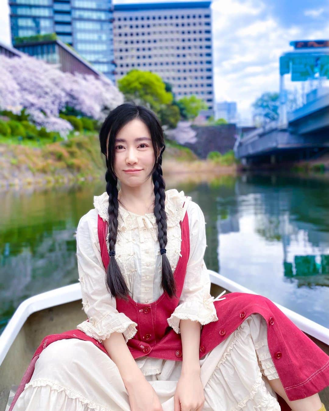 橋口いくよのインスタグラム：「初めてボートに乗った！  出不精だから、人生でやったことのないものが多すぎる。  ひとつクリア。桜付き🌸  #お花見 #ボート #東京 #ピンクハウス #traveljapan #일본여행」