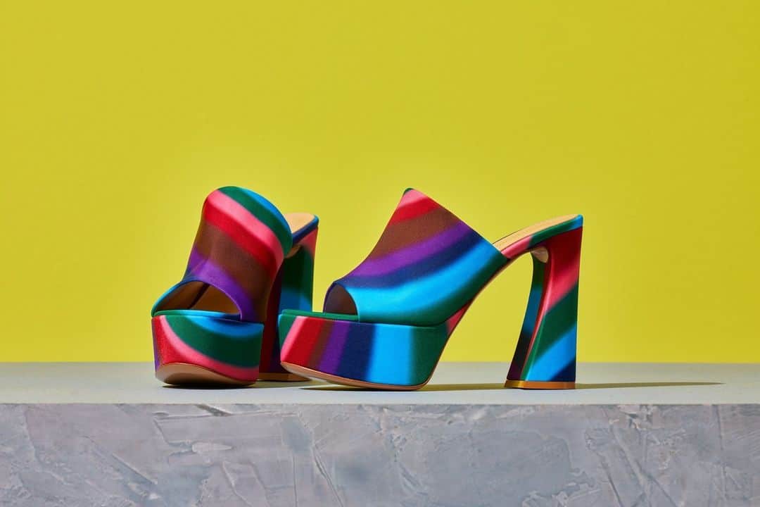 barneysnyofficialのインスタグラム：「Turn heads in @gianvitorossi #BarneysAtSaks @saks」