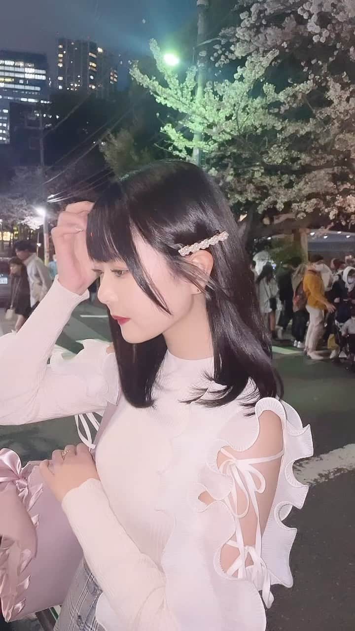 久保田沙矢香のインスタグラム：「さやかと夜桜デート🌸♡  #桜 #お花見 #花見 #お花見スポット #お花見デート#夜桜 #夜桜ライトアップ #目黒川 #目黒川の桜 #目黒川桜まつり」