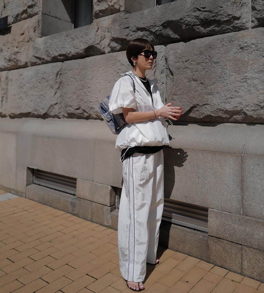 正中雅子のインスタグラム：「nylon series/WHT🕊🤍  ストリートさとモードさもある 潔いホワイトがかっこいい🫶  意外にお洒落なメンズ達から好評で嬉しいシリーズ🥺🤤  軽くて着ていないみたいな感覚なのと スタイリングを新鮮にしてくれるアイテムなのですごくおすすめです！  撥水もするし、梅雨や夏も良さそう♡  pre orderは、23:59まで！  #MACHATT #masaco服」