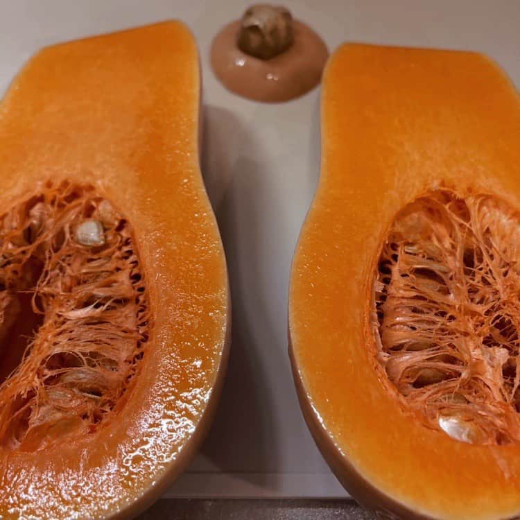 のインスタグラム：「バターナッツ。珍しい野菜かも知れません。綺麗なオレンジで、かぼちゃによく似ています。道の駅などで見つけられますよ。 #男子アナごはん #野沢のグルメシリーズ #バターナッツかぼちゃ #ポタージュスープ」